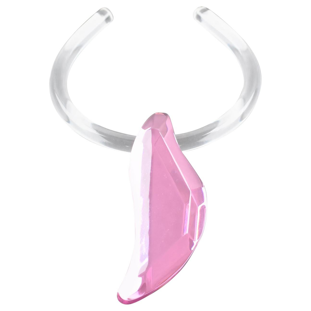 Harriet Bauknight for Kaso diseñó este espectacular collar gargantilla de Lucite. La gargantilla redonda moldeada en resina acrílica transparente está contorneada al cuello y adornada con un colgante extraíble. La banda rígida de Lucite tiene una