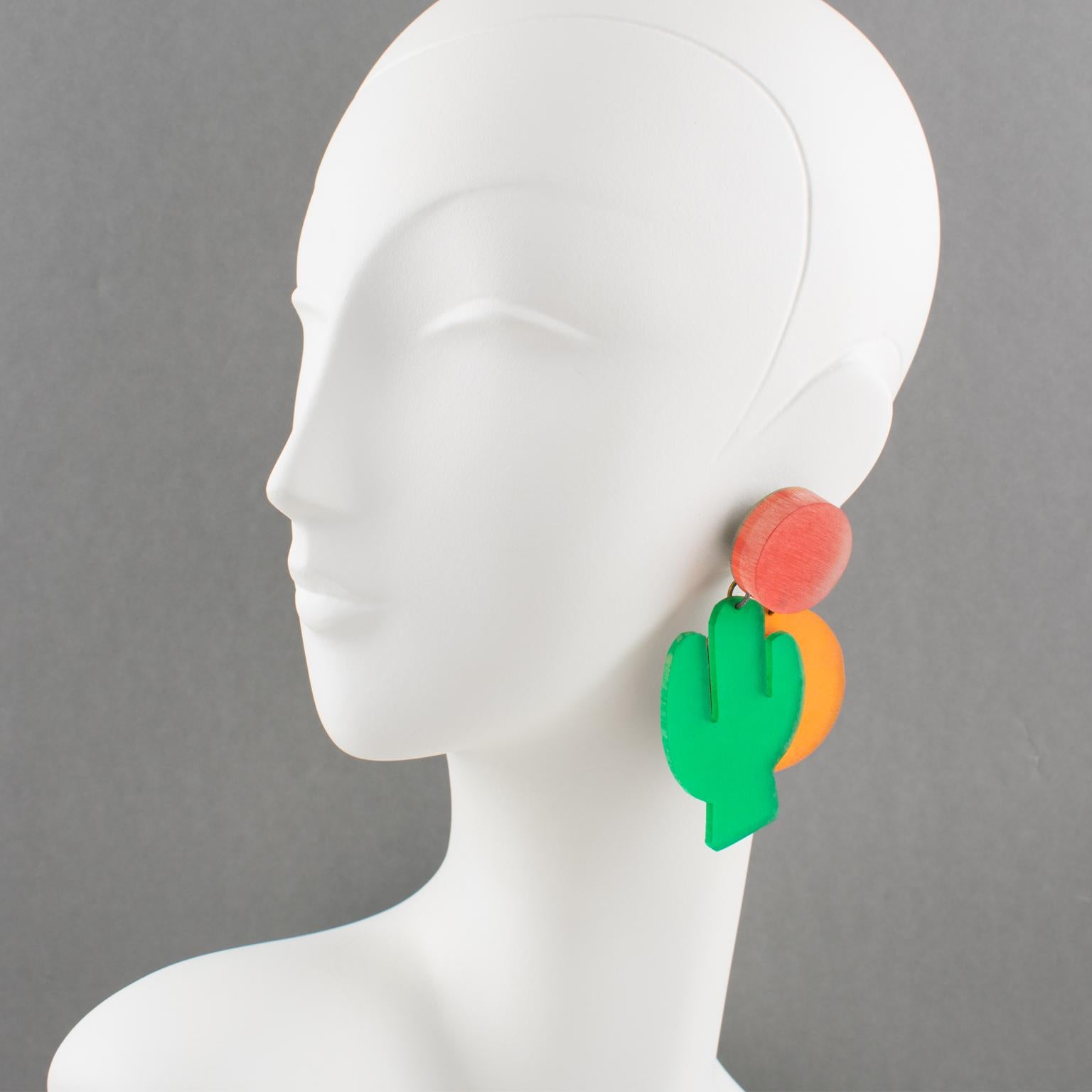 Kaso Tri-color Acryl Lucite Clip Ohrringe Dangling Kaktus und Sonne (Moderne) im Angebot