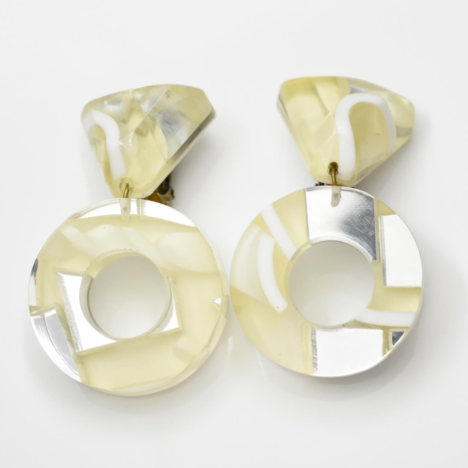 Kaso Weiß mattiert und Spiegel Effekt Lucite baumeln Clip Ohrringe für Damen oder Herren im Angebot