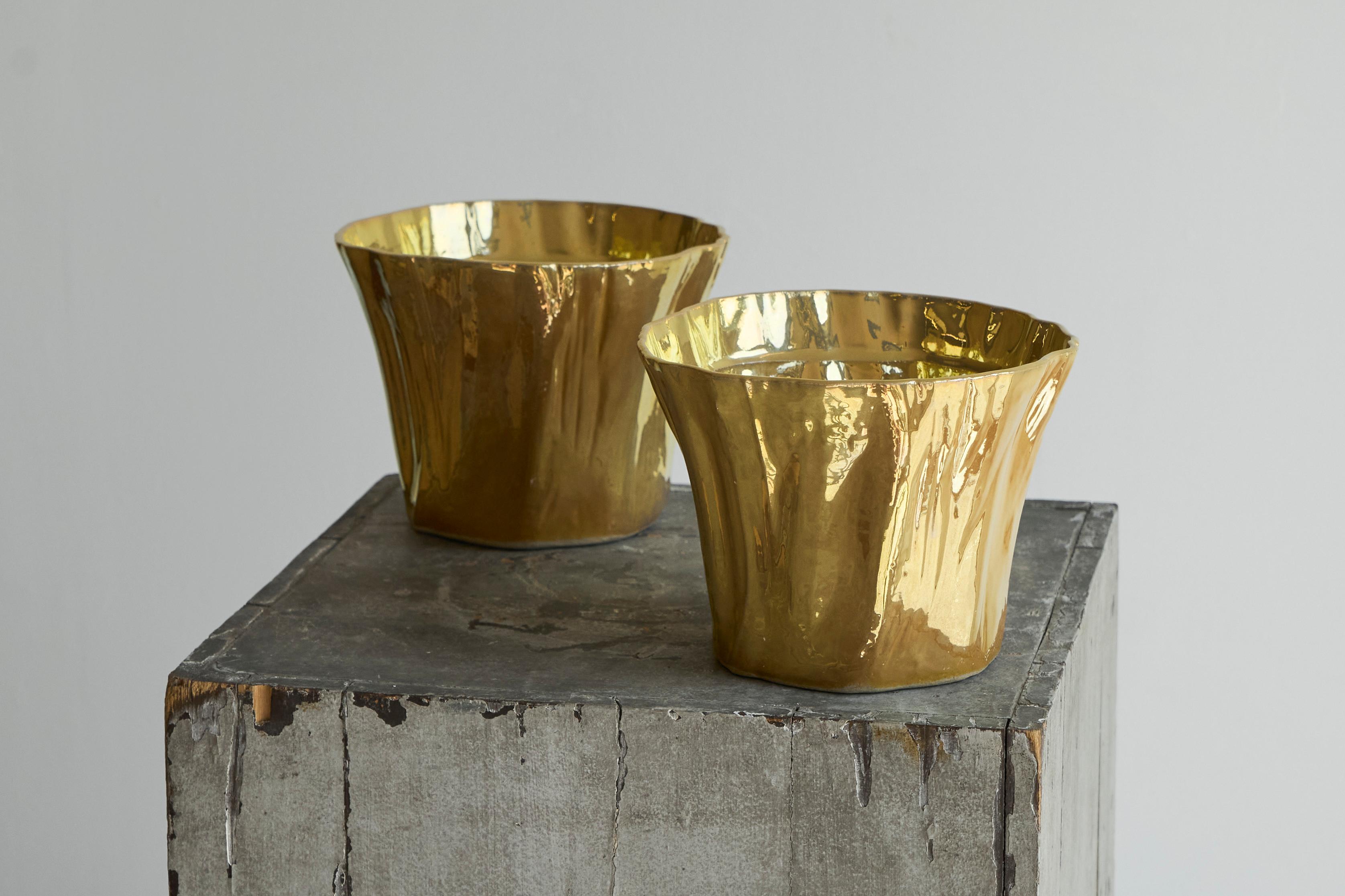 Kasper Mobach Pareja de jarrones de Studio Pottery esmaltados en brillo dorado Años 90 en Bueno estado para la venta en Meer, VAN