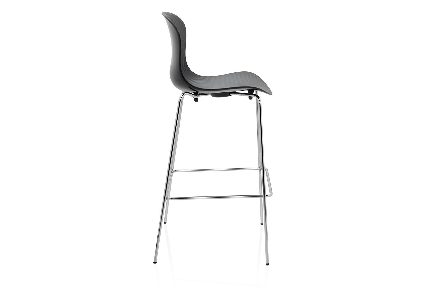 Il designer danese Kasper Salto ha progettato la sedia NAP per Fritz Hansen. Con la sua forma sinuosa, la sedia NAP è femminile ed elegante. I contorni del guscio in nylon si adattano naturalmente alla forma del corpo umano e le onde strutturate