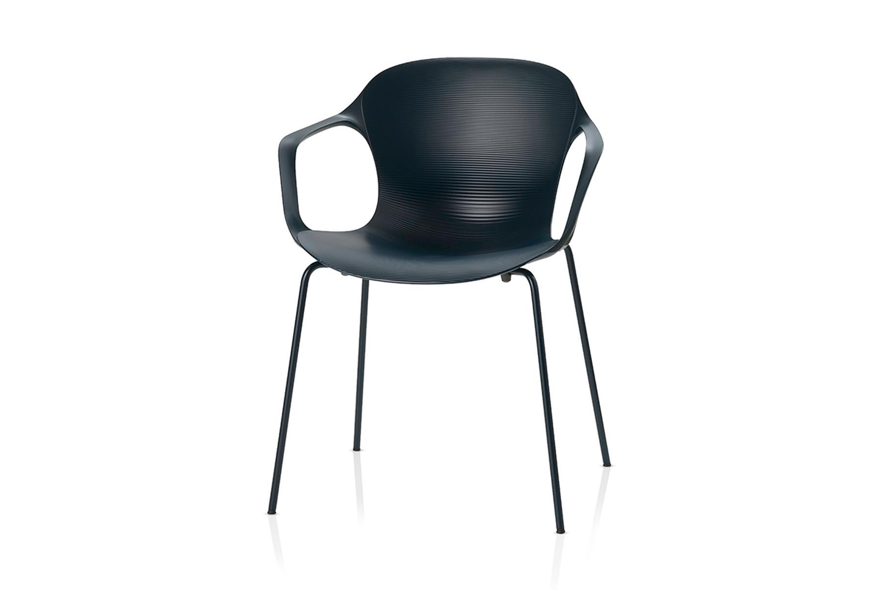 Der dänische Designer Kasper Salto hat den NAP-Stuhl für Fritz Hansen entworfen. Mit seiner geschwungenen Form ist der NAP-Stuhl feminin und elegant. Die Konturen der Nylonschale passen sich auf natürliche Weise der Form des menschlichen Körpers an,