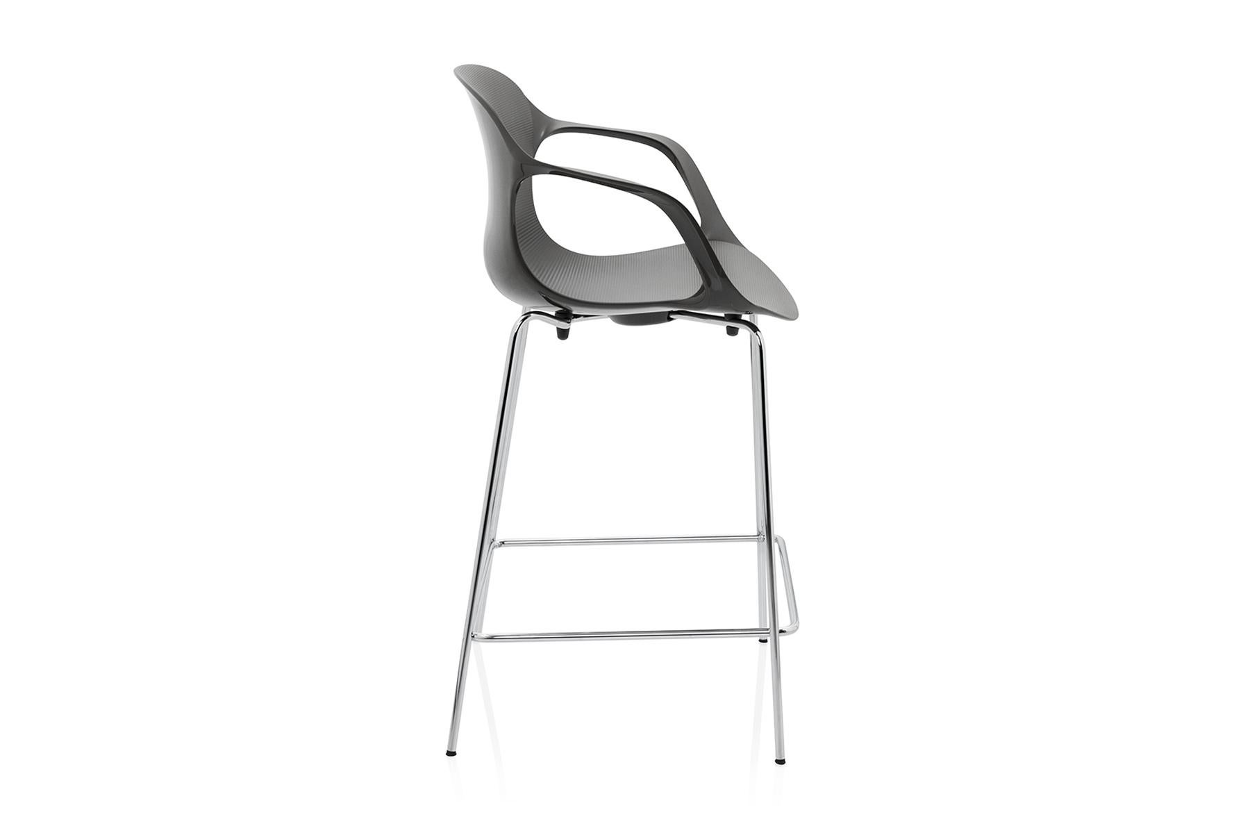 Le designer danois Kasper Salto a conçu la chaise NAP pour Fritz Hansen. Avec sa forme curviligne, la chaise NAP est féminine et élégante. Les contours de la coque en nylon s'adaptent naturellement à la forme du corps humain et les vagues texturées