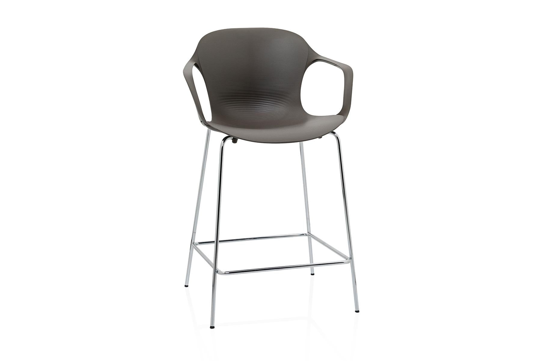 Kasper Salto a conçu la chaise NAP pour Fritz Hansen. Avec sa forme curviligne, la chaise NAP est féminine et élégante. Les contours de la coque en nylon s'adaptent naturellement à la forme du corps humain et les vagues texturées transforment les