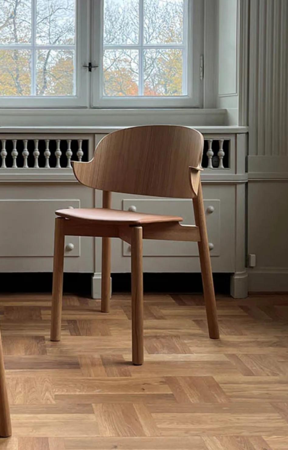 Sedia da pranzo Kastellet di Made by Choice
Con Marko Nenonen
Dimensioni: L. 57 x P. 68 x H. 80 cm
Materiali: Oak massiccio, Tappezzeria


Informazioni su Made by Choice: Felicità nordica. La felicità nordica è il nostro grande tema e la nostra