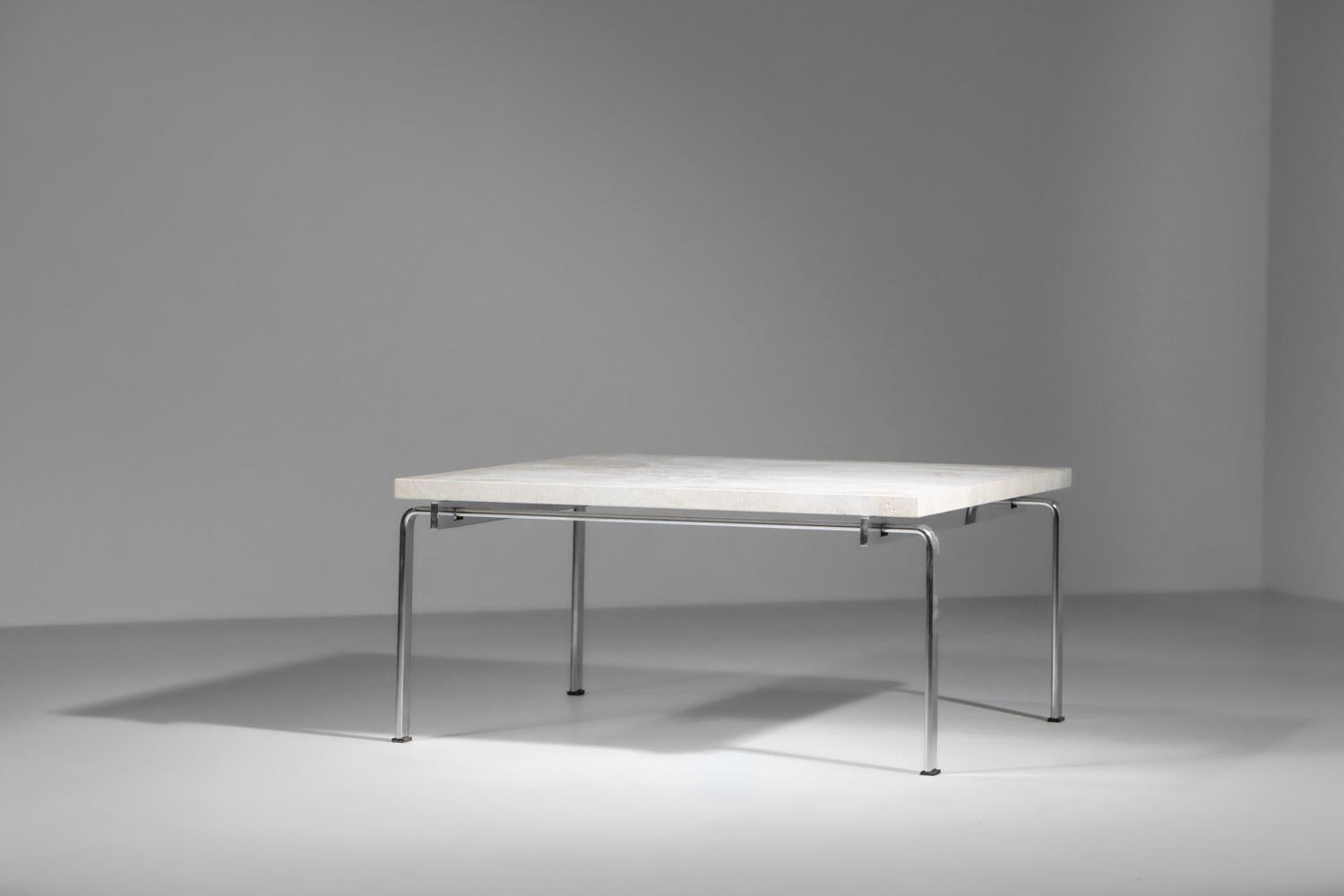 Table basse scandinave des années 70, créée par les designers danois Kastholm et Fabricius. Base en acier chromé, plateau préalablement rénové en travertin. Magnifique état vintage, avec des traces d'âge et d'utilisation sur la base (voir photos).
