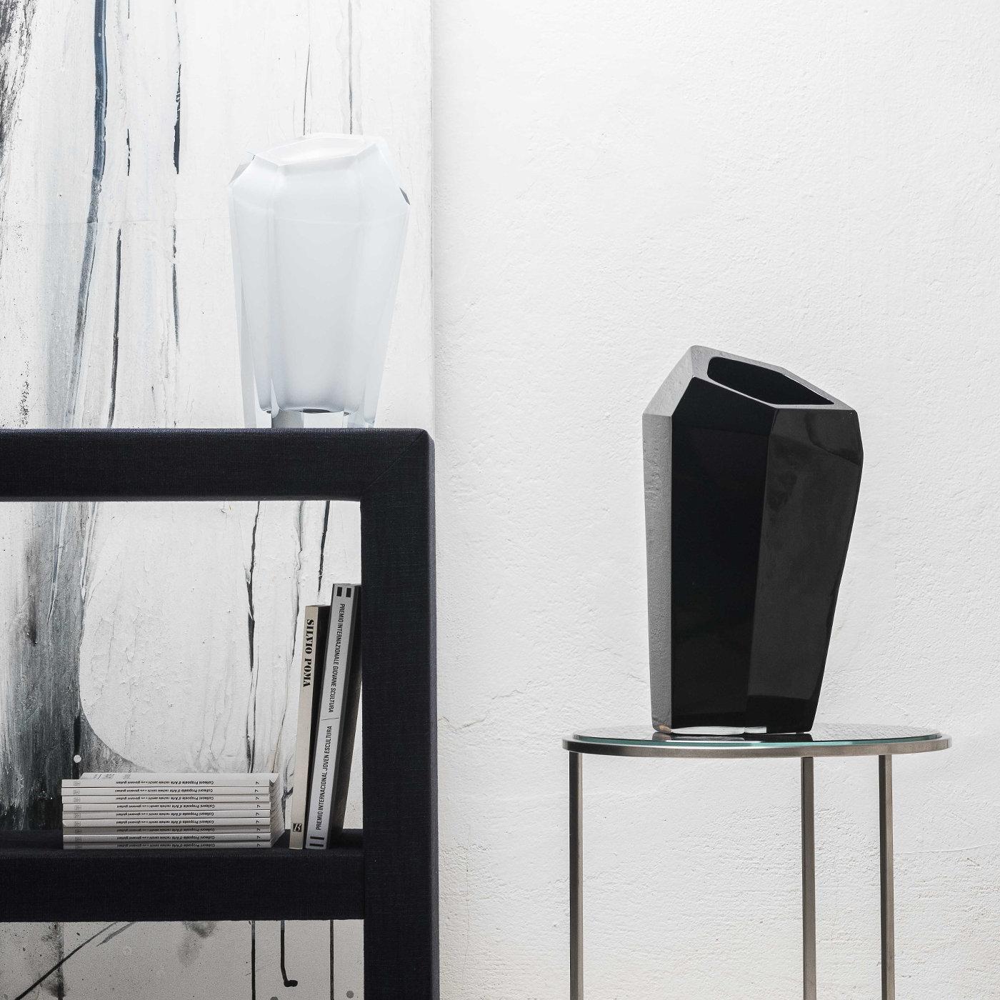 Conçu par Karim Rashid, ce vase extra-large fait partie d'une série de récipients de formes et de tailles différentes, qui se distinguent par leurs silhouettes à multiples facettes qui reflètent la lumière environnante de manière saisissante et