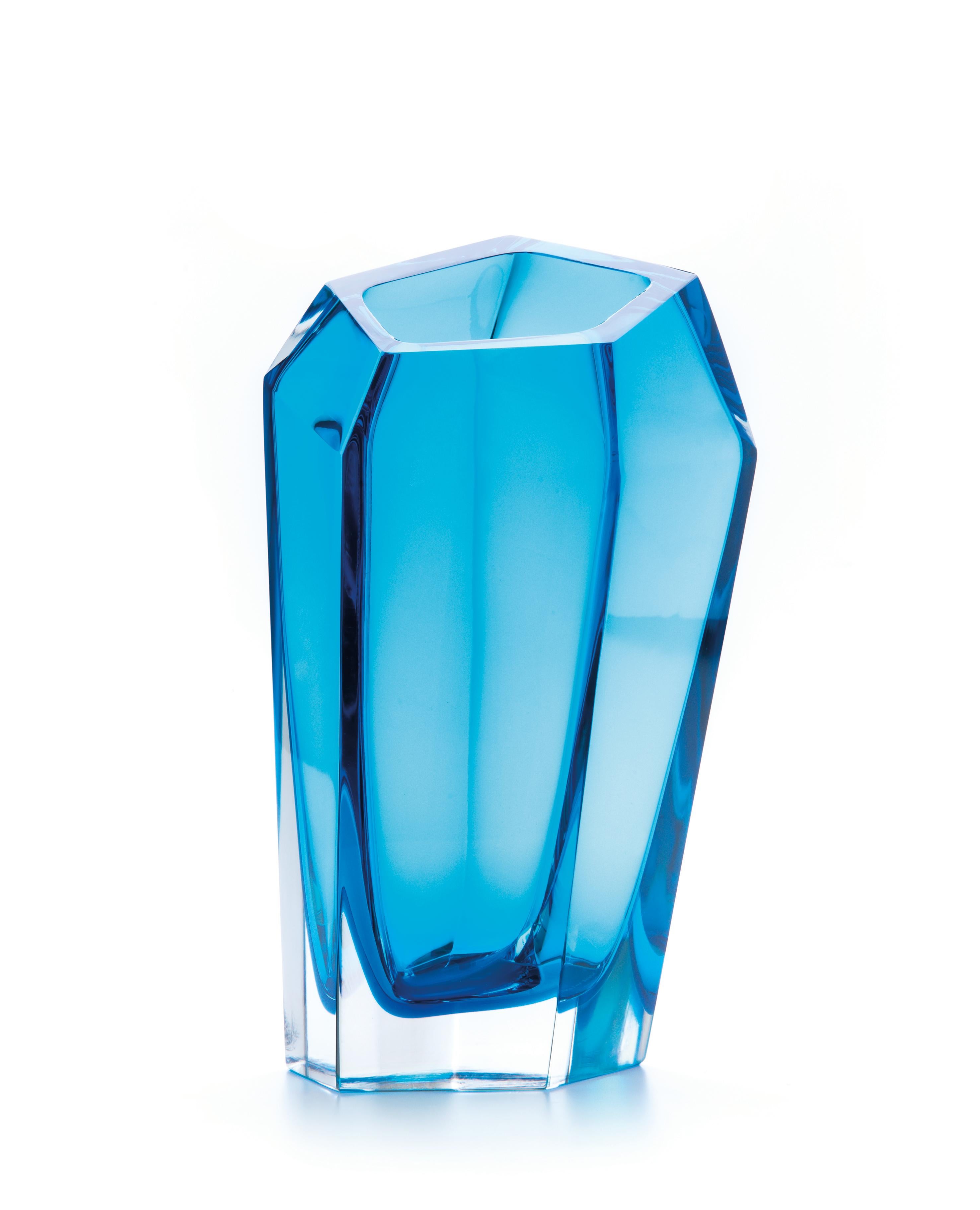 Petit vase bleu Kastle de Purho
Dimensions : D20 x H35 cm
Matériaux : Verre
D'autres couleurs et dimensions sont disponibles. 

Purho est un nouveau protagoniste du design made in Italy, un travail de synthèse, une recherche qui dure depuis des