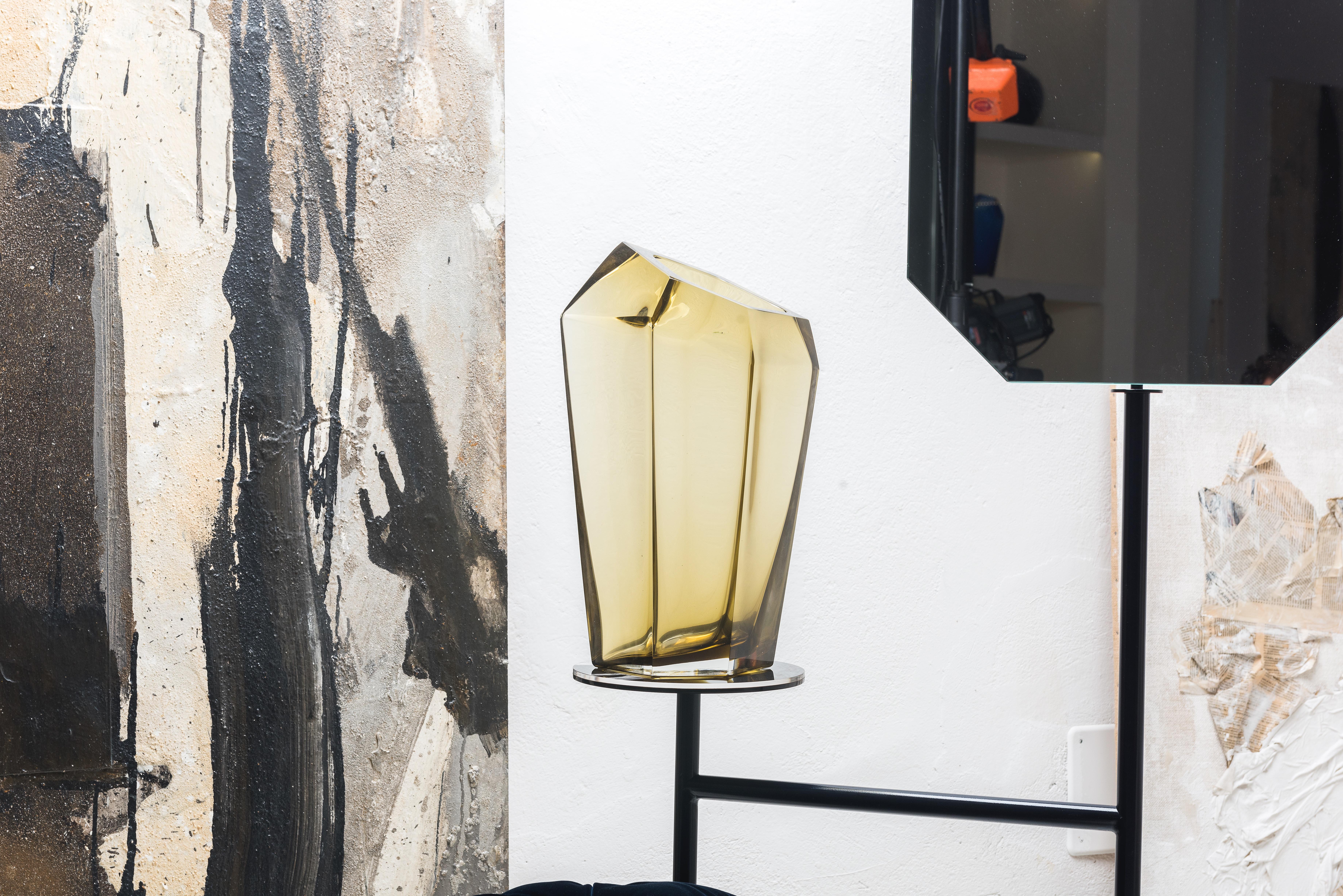 Kastle, extra große Vase, Muranoglas, von Karim Rashid, 21. Jahrhundert.
Karim Rashid hat für Purho eine Mini-Kollektion von Schalen und Vasen entworfen, die sich durch ihre facettierte, strukturelle Form und abstrakte Eleganz auszeichnen.