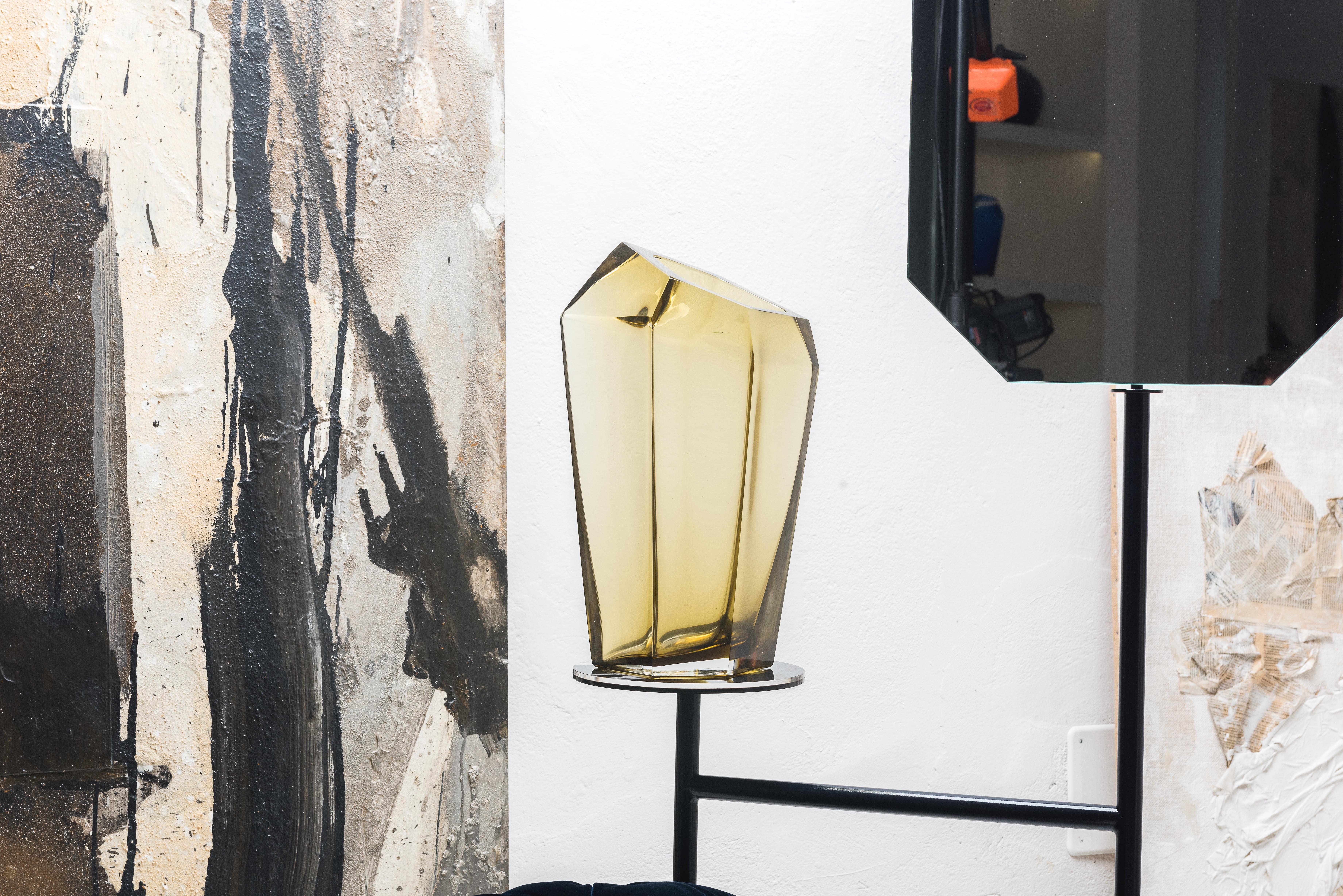 Très grand vase Kastle, verre de Murano, par Karim Rashid, 21e siècle.
Karim Rashid a conçu pour Purho une mini-collection de bols et de vases caractérisés par leur forme structurelle à facettes et leur élégance abstraite. Irrésistibles en raison