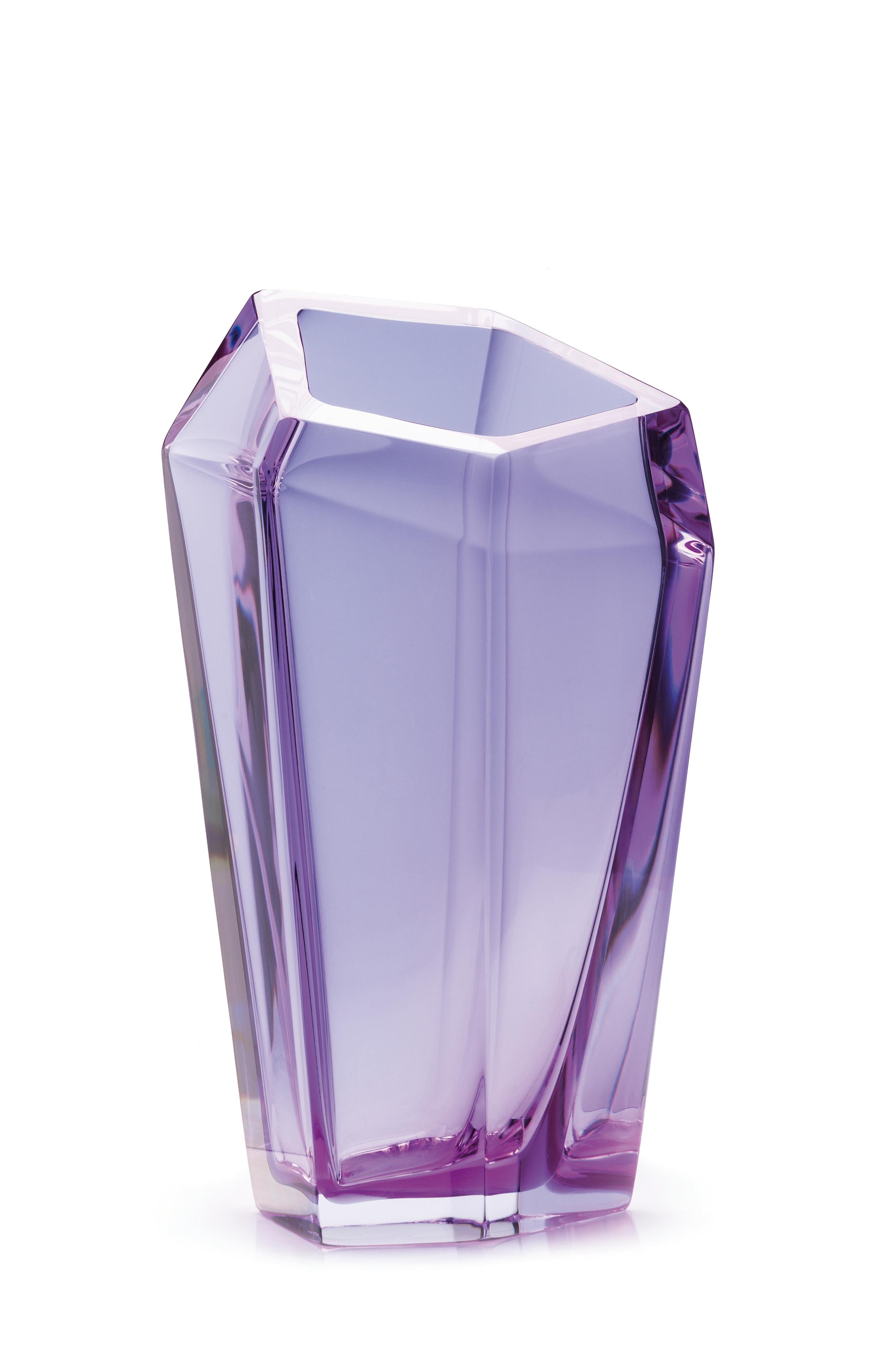 Kastle Violett Große Vase von Purho
Abmessungen: T20 x H47cm
MATERIALIEN: Glas
Andere Farben und Abmessungen sind erhältlich.

Purho ist ein neuer Protagonist des Made-in-Italy-Designs, ein Werk der Synthese, eine jahrelange Forschung, eine