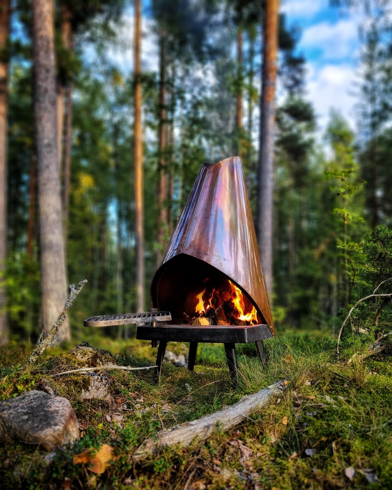 Kastor 'Tevi' Indoor Outdoor Fireplace In Copper and Cast Iron