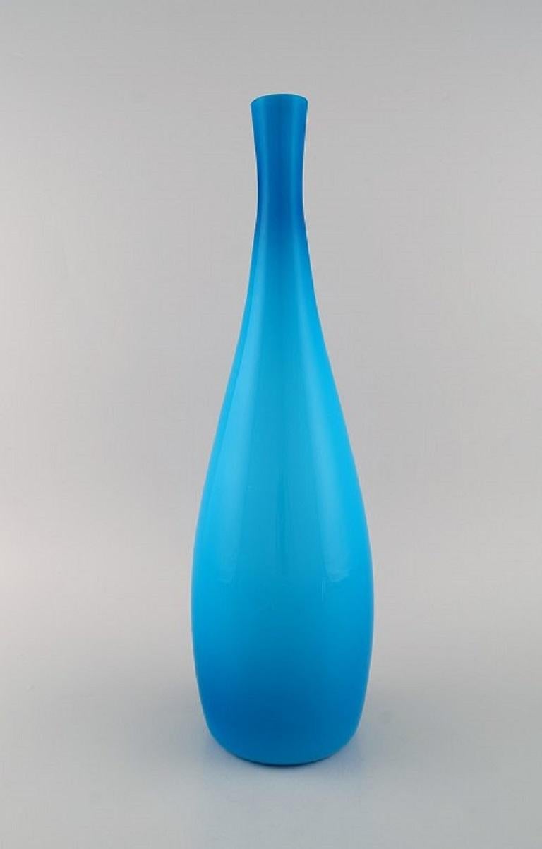 Kastrup Glas, Denmark. A pair of large and rare vases in turquoise mouth-blown art glass. Ca. 1960.
Measures: 43 x 12.5 cm.
In excellent condition.
Sticker.