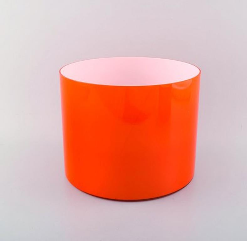 Kastrup / Holmegaard. A pair of large bowls in orange opaline glass. Danish design, 1960s.
In good condition.
Sticker.
Largest measures: 21 x 17 cm.
Smallest measures: 18 x 8 cm.
