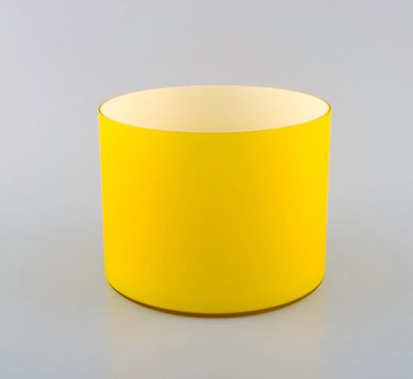 Kastrup / Holmegaard. A pair of large bowls in yellow opaline glass. Danish design, 1960s.
In good condition.
Sticker.
Largest measures: 18 x 8 cm.
Smallest measures: 15 x 12 cm.