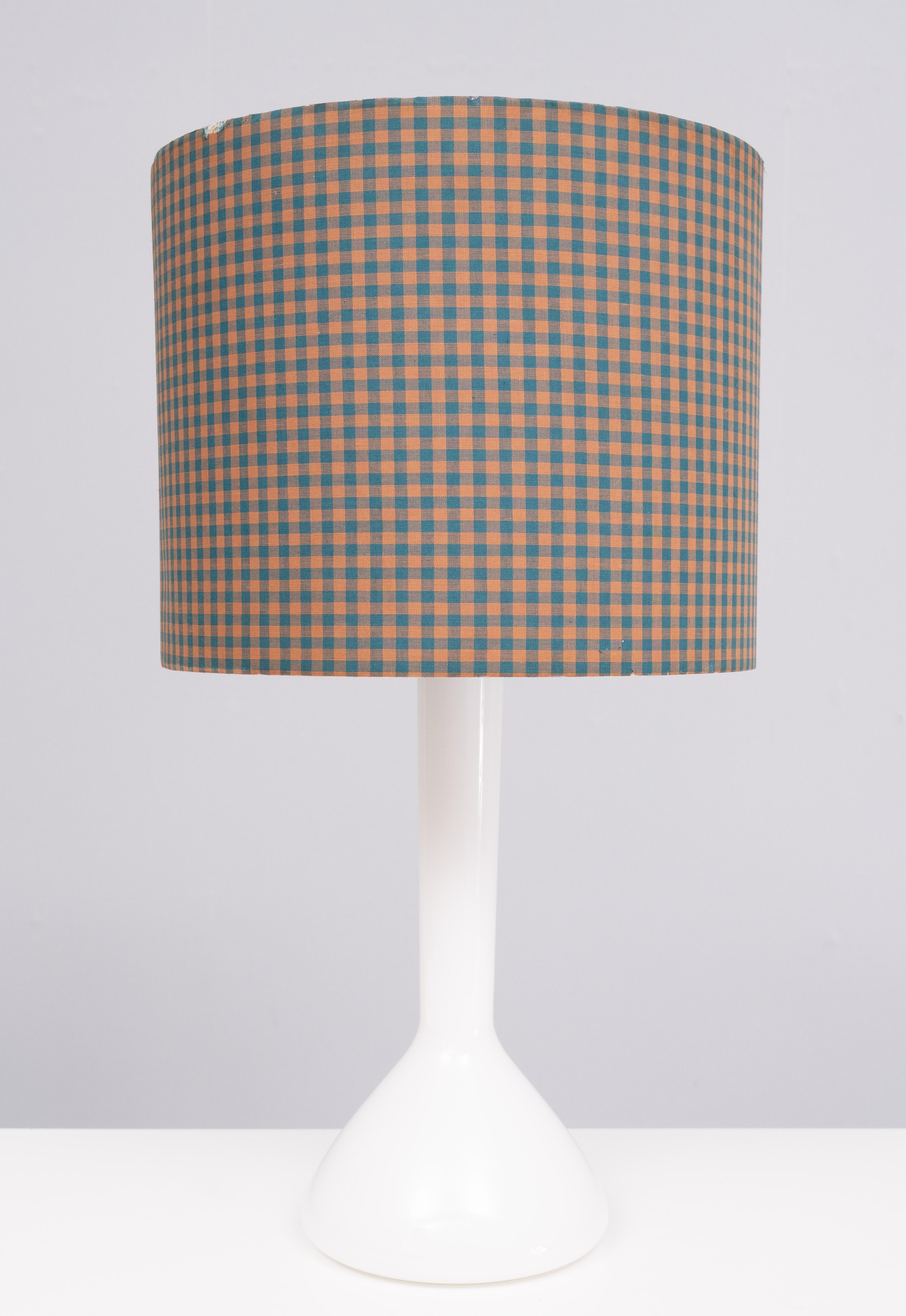 Lampe de table en verre opalin de Kastrup Holmegaard Danemark années 1960  Bon état - En vente à Den Haag, NL