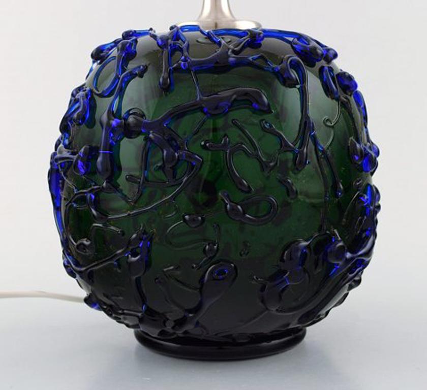 Kastrup / Holmegaard. Seltene runde Tischlampe aus dunkelgrünem und blauem Kunstglas. Modernes Design, 1960er Jahre. Schichten von 