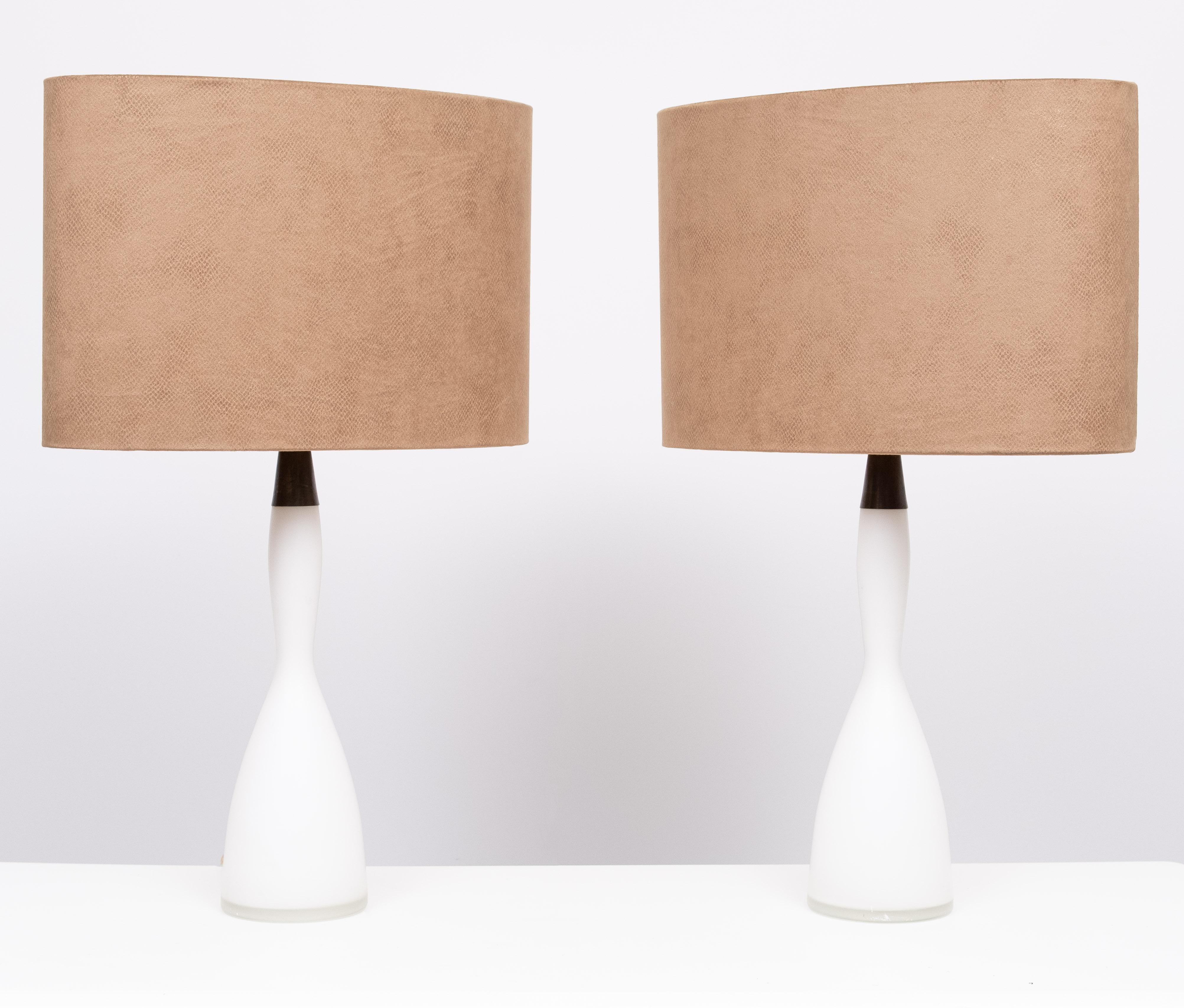 Magnifique paire de lampes de table en verre opalin et plateaux en laiton patiné.  , vient 
avec de nouveaux abat-jour en velours de couleur or fabriqués sur mesure. 
Design/One par Jacob Bang pour Kastrup  1960s Danemark .
tous deux signés .