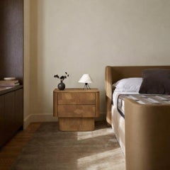 Mesilla de noche Kasumi - Mesilla de noche artesanal de roble con marquetería escultórica