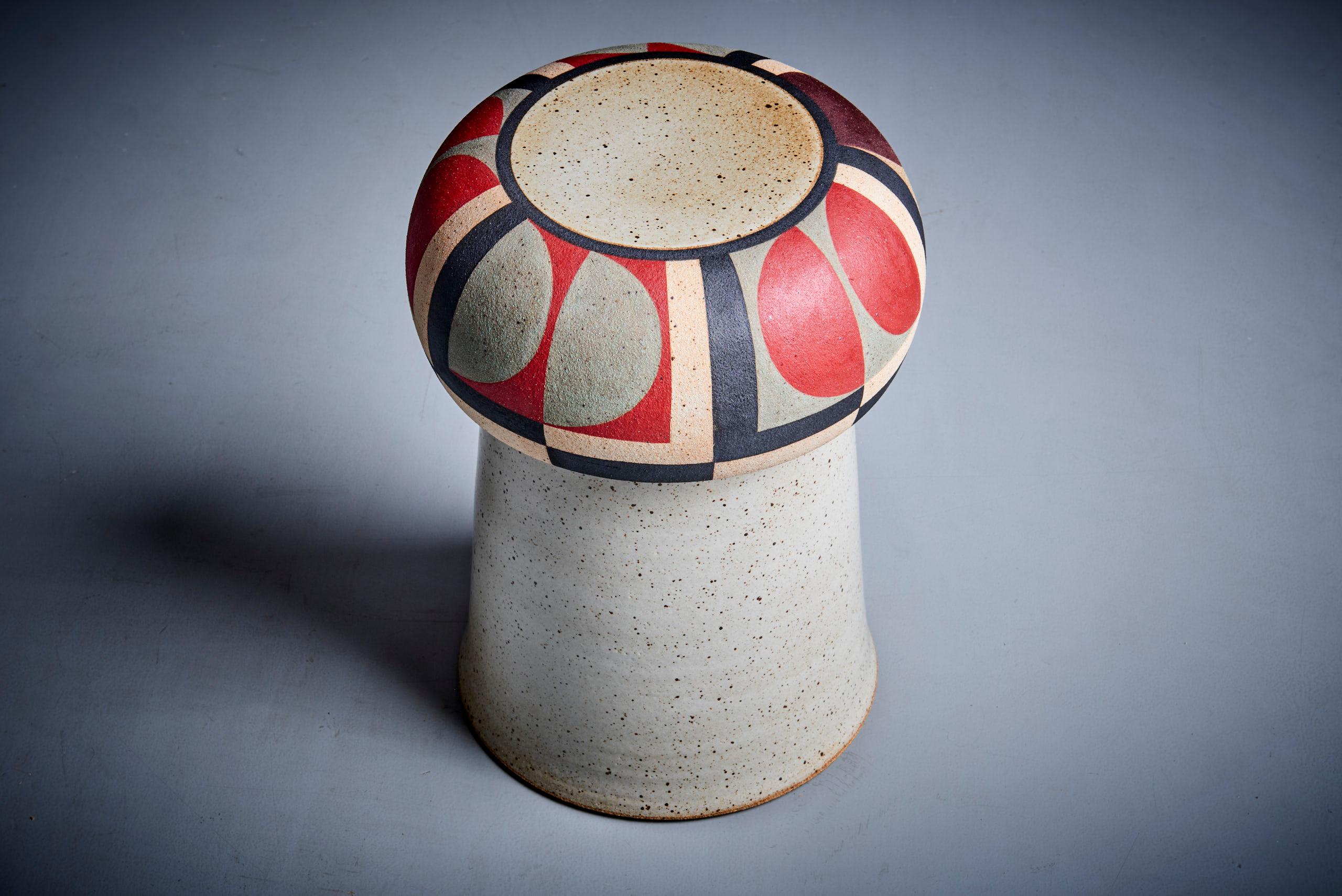 Tabouret en céramique Studio peint à la main par Kat et Roger. Nous disposons également de deux tabourets similaires avec des motifs différents de Kat & Roger. 
