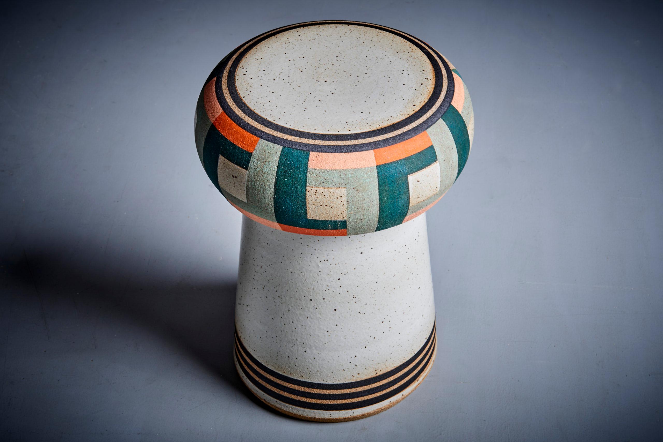 Tabouret en céramique Studio peint à la main par Kat et Roger. Nous avons répertorié deux autres tabourets en céramique avec des motifs différents, également par Kat + Roger. 