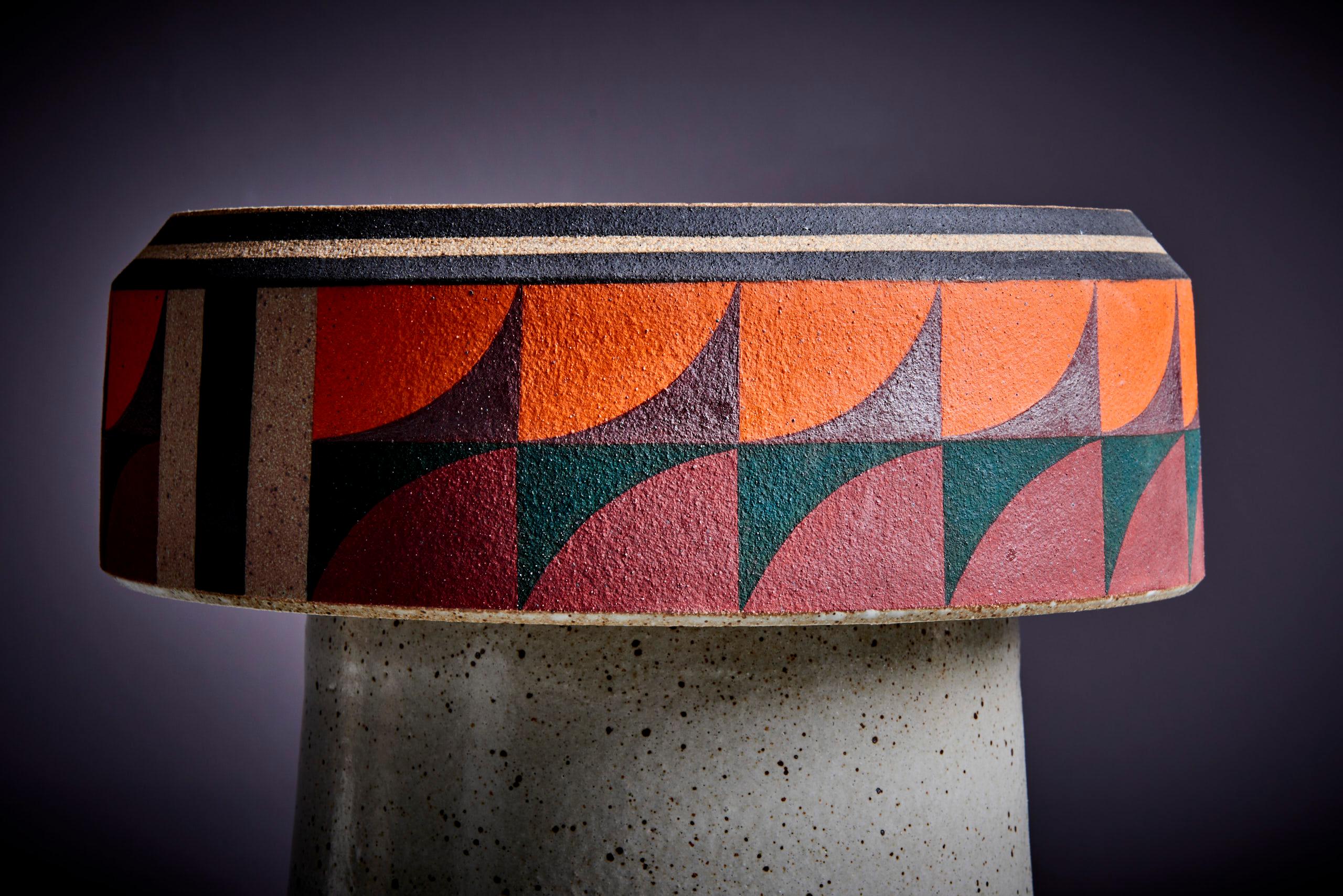 Tabouret en céramique Studio peint à la main par Kat et Roger. Nous avons répertorié deux tabourets similaires avec des motifs différents, également par Kat + Roger.  