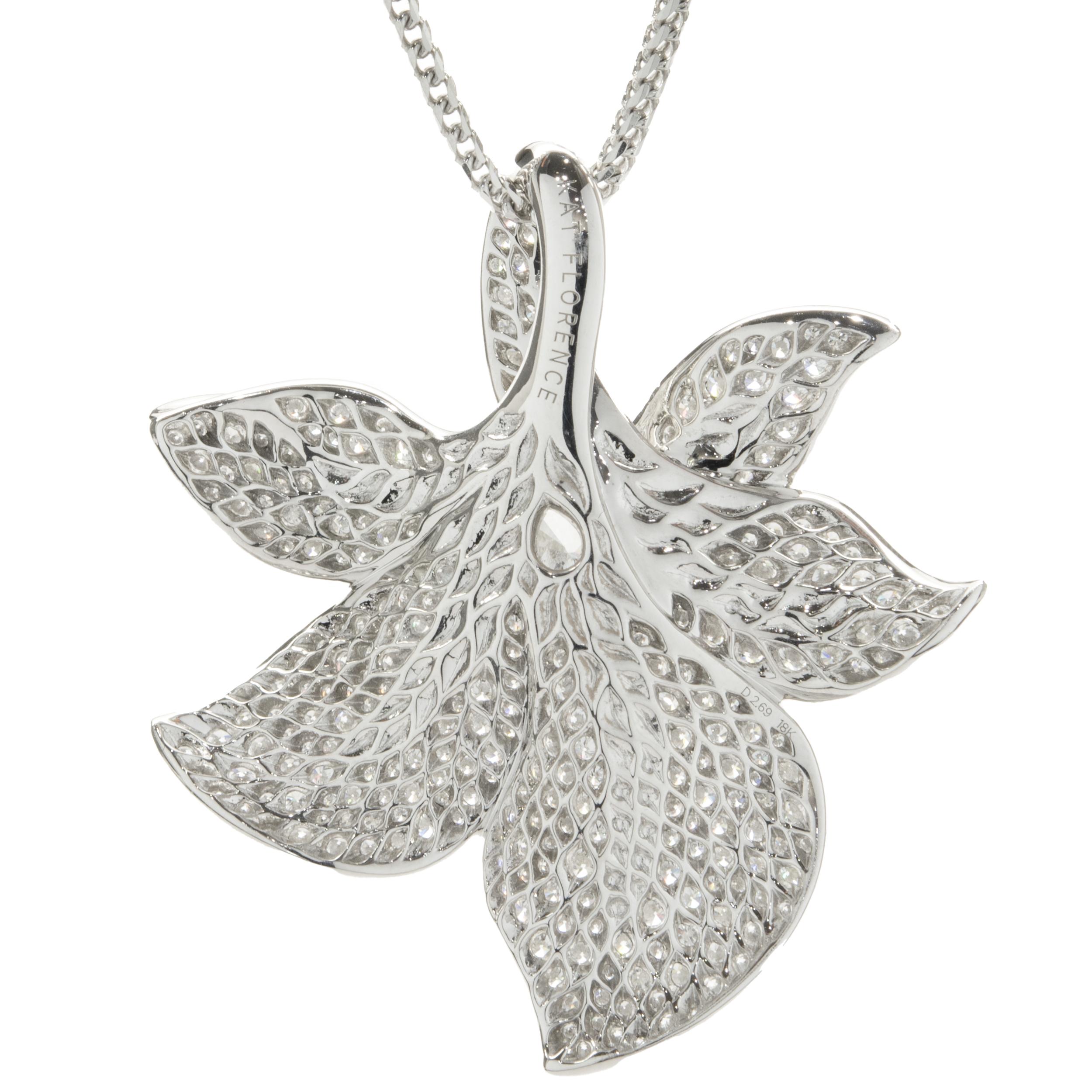 Designer: Kat Florence 
Materiale: oro bianco 18 carati
Diamante: taglio rotondo brillante = 4,00cttw
Colore: G
Chiarezza: VS1-2
Diamante: 1 taglio a pera = .15ct
Colore: G
Chiarezza: VS2
Peso: 29,43 grammi
Dimensioni: la collana misura 18 pollici