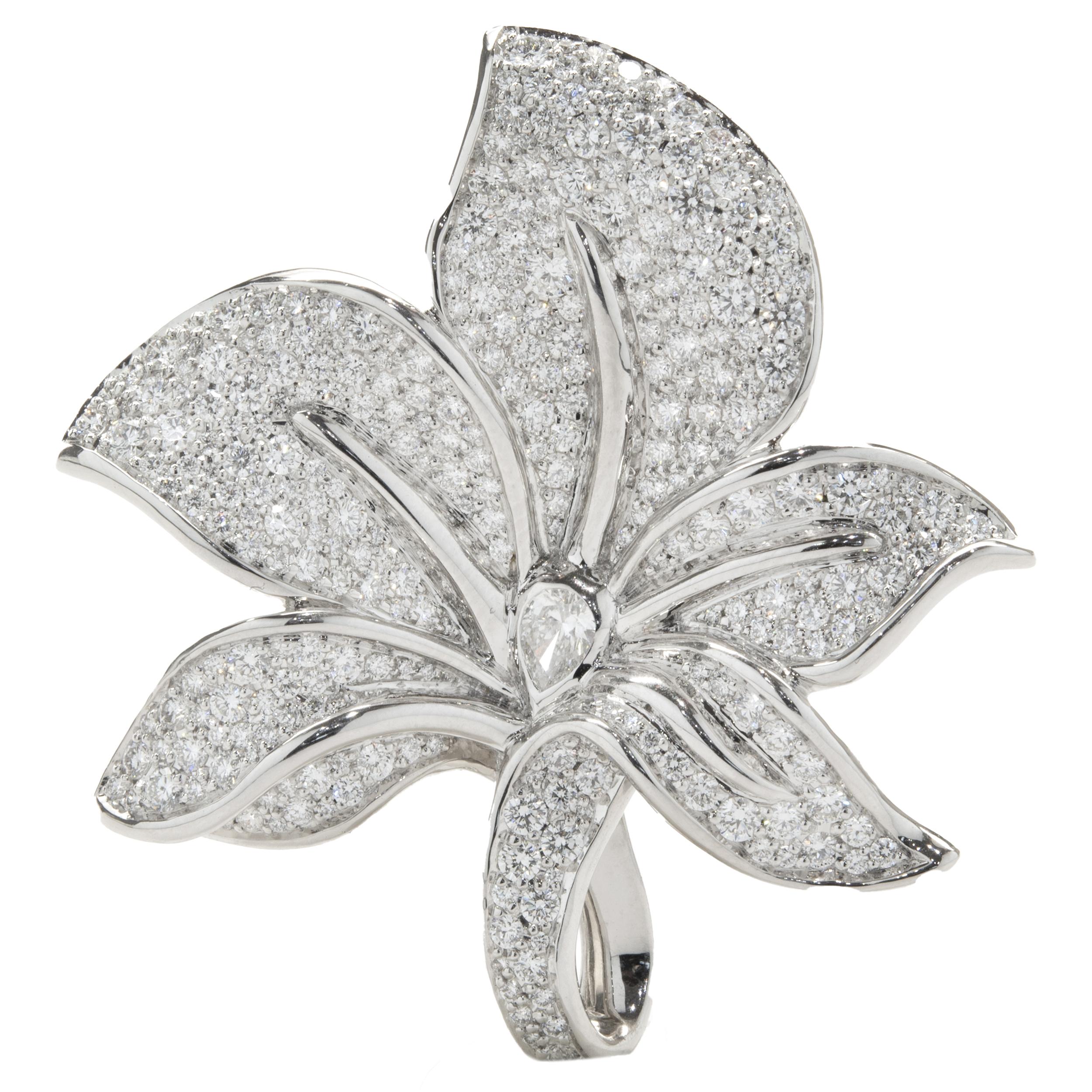 Kat Florence White, collana di orchidee in oro bianco 18 carati con pavé di diamanti In condizioni ottime in vendita a Scottsdale, AZ
