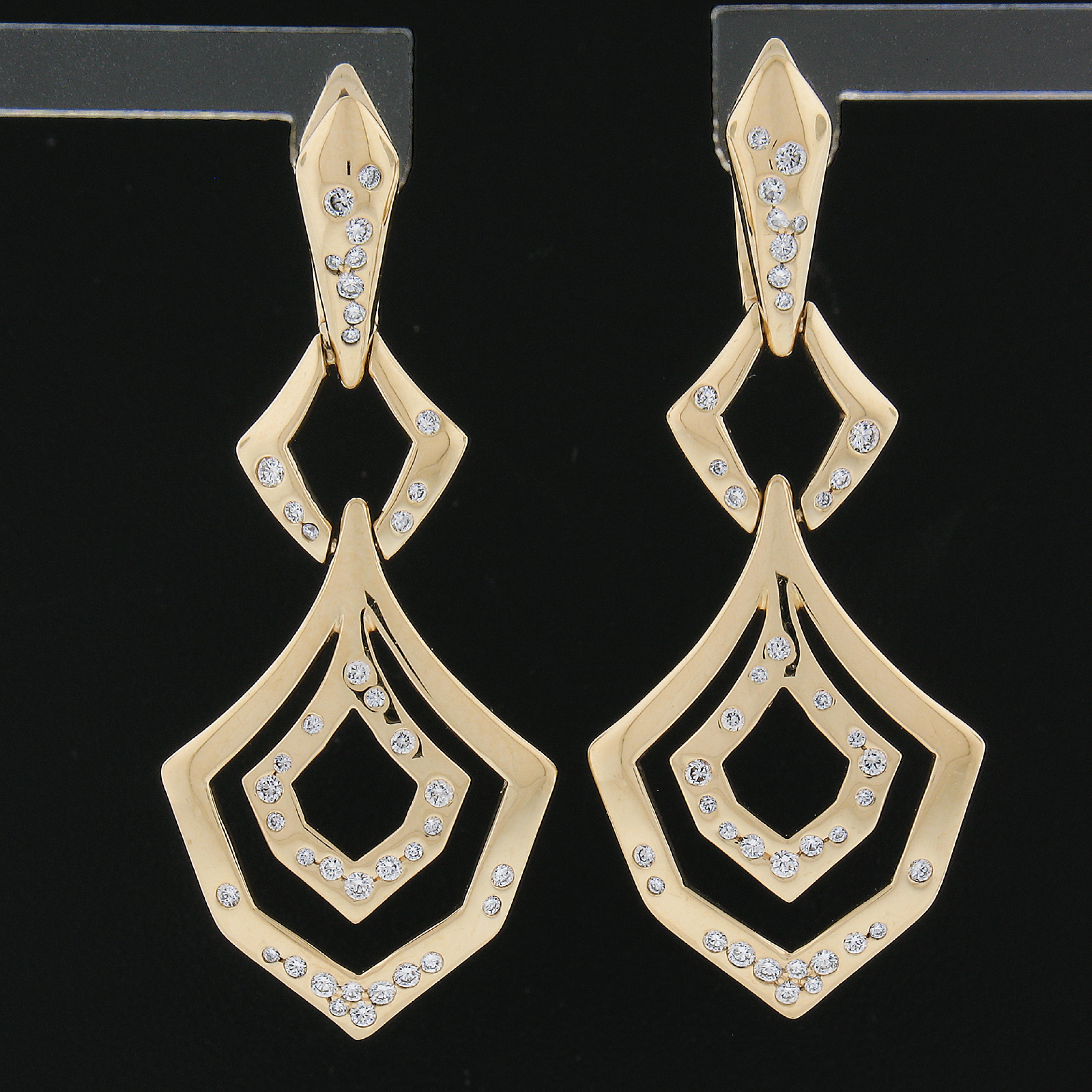 Taille ronde Kat Florence Boucles d'oreilles pendantes en or 18 carats avec diamants sans défaut de 0,48 carat en vente