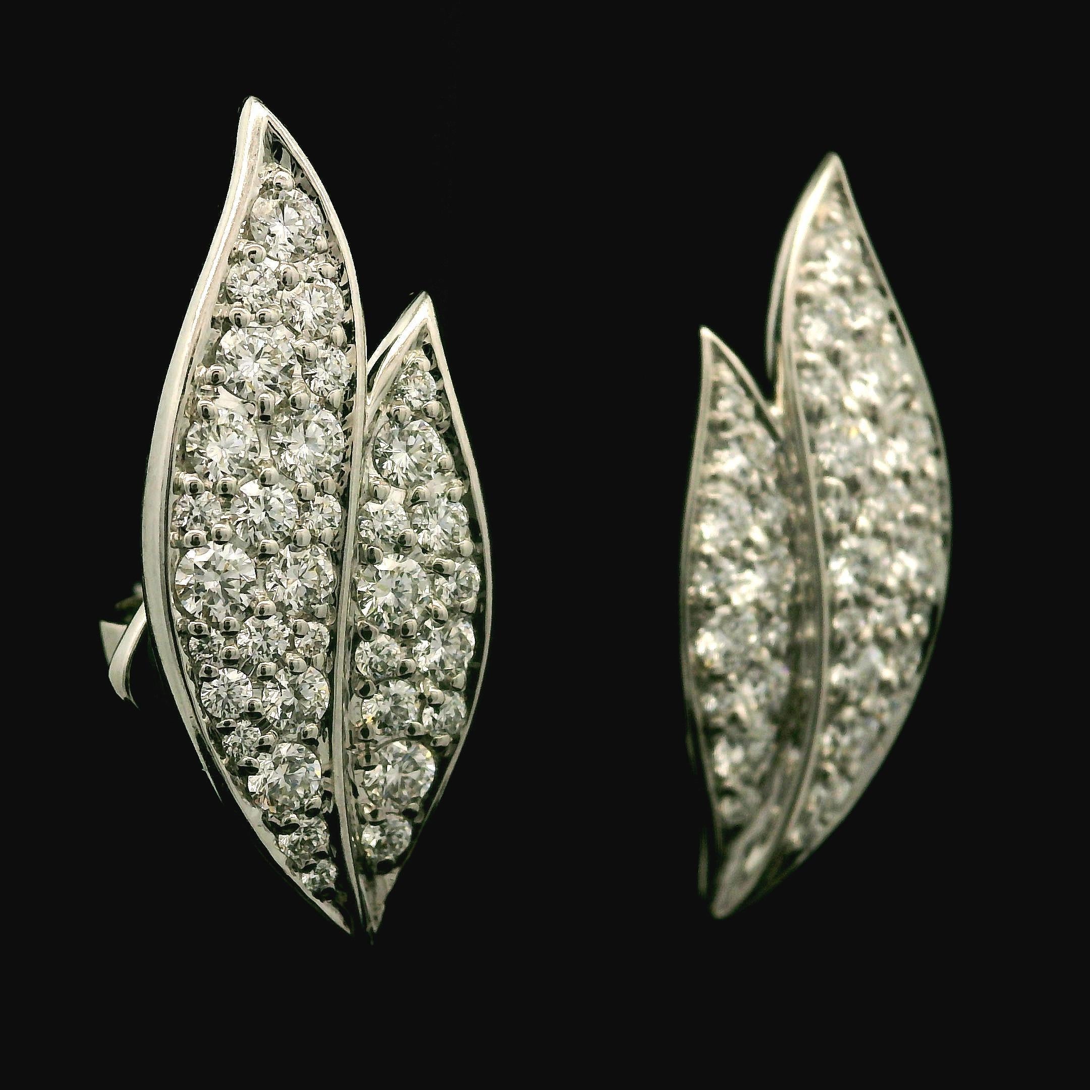--Pierre(s) :...
(66) Diamants naturels authentiques - taille ronde et brillante - sertis en pavé - couleur D - sans défaut - 1,28ctw (exact)
Poids total en carats : 1,28 (exact)

MATERIAL : Or blanc massif 18k
Poids : 5.98 grammes 
Support :