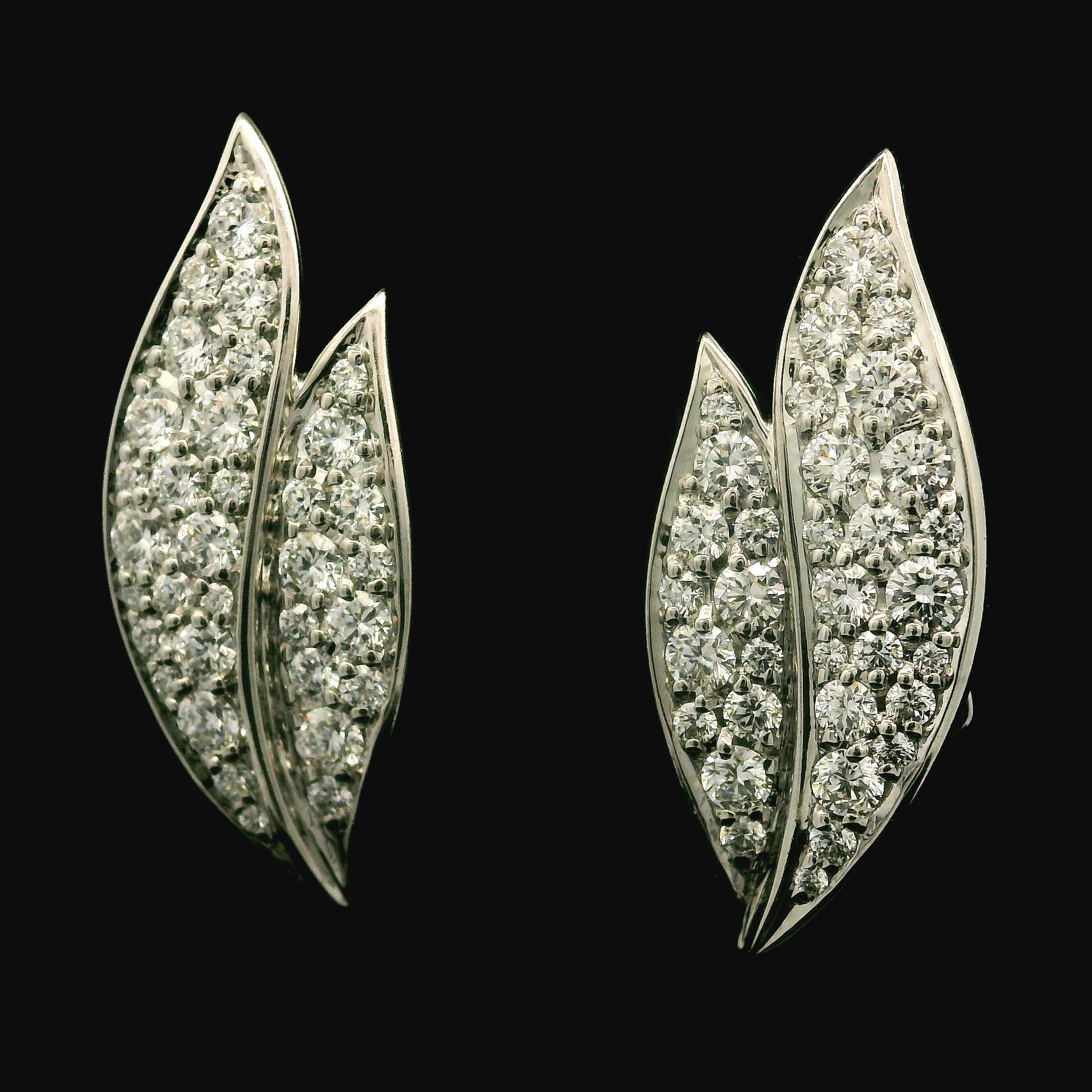 Kat Florence Clous d'oreilles feuille en or blanc 18 carats D FL 1,28 carat poids total avec boîte en vente 1