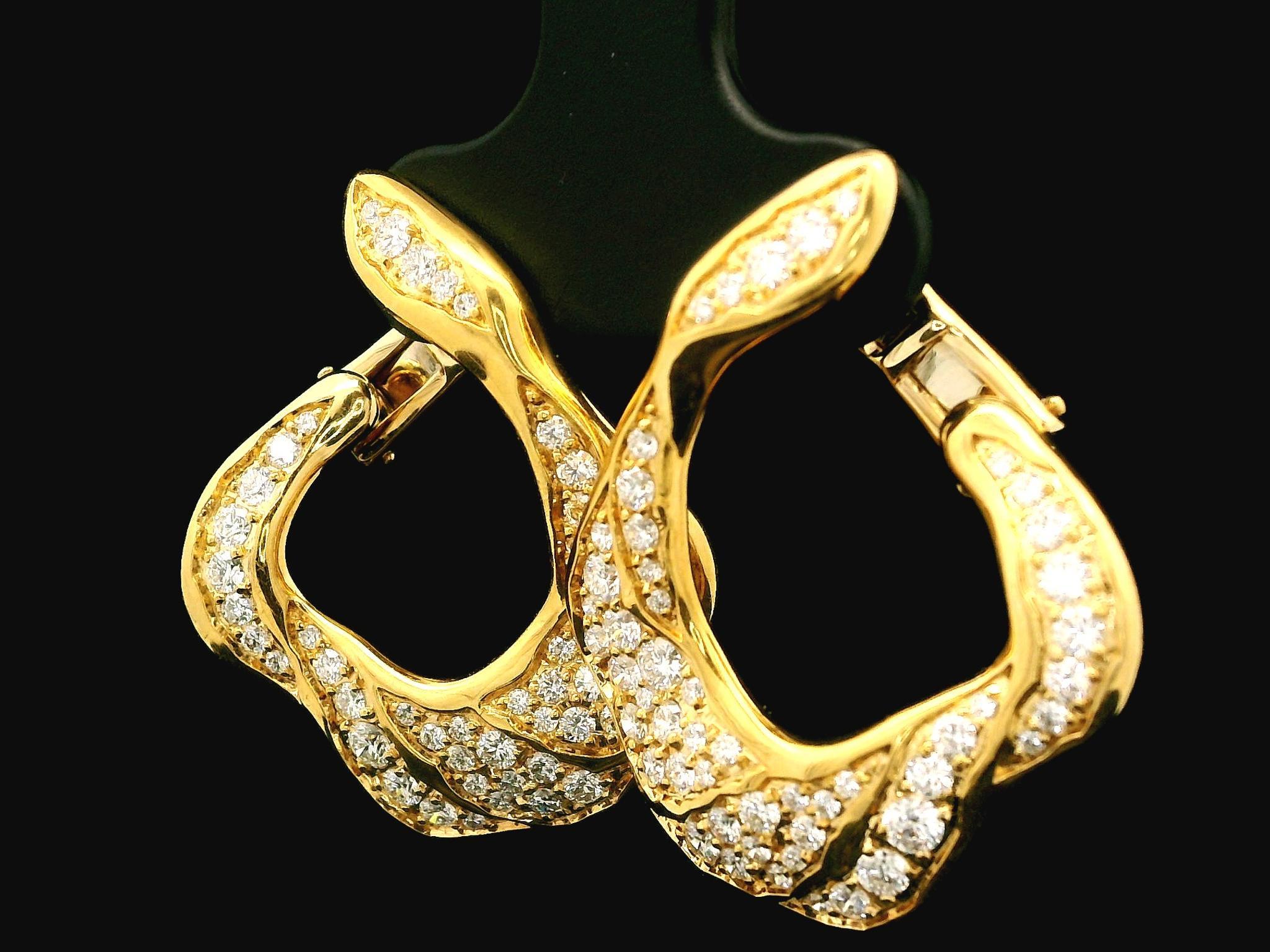 -Pierres-
104 diamants naturels authentiques - taille ronde brillante - sertis - couleur D - sans défaut - 1.25ctw exact

MATERIAL : Or jaune 18k massif
Poids : 10,76 grammes
Support : Poteaux avec fermetures en oméga (des oreilles percées sont