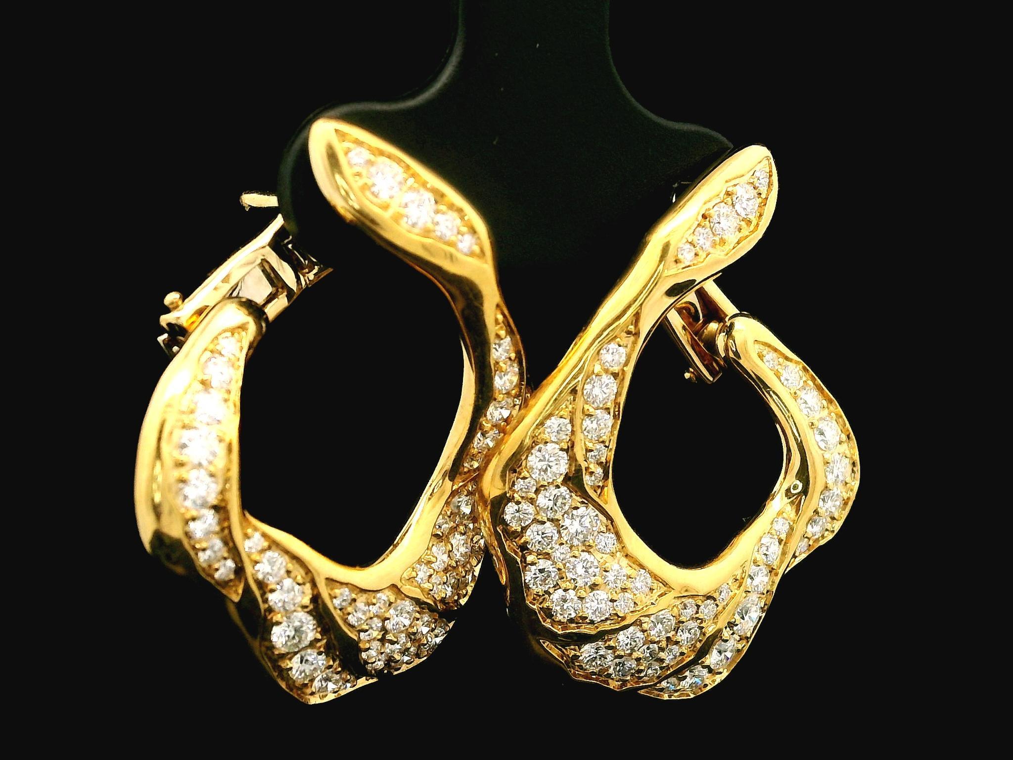 Kat Florence, boucles d'oreilles huggies en or jaune 18 carats avec diamants D FL 1,25 carat en vente 1