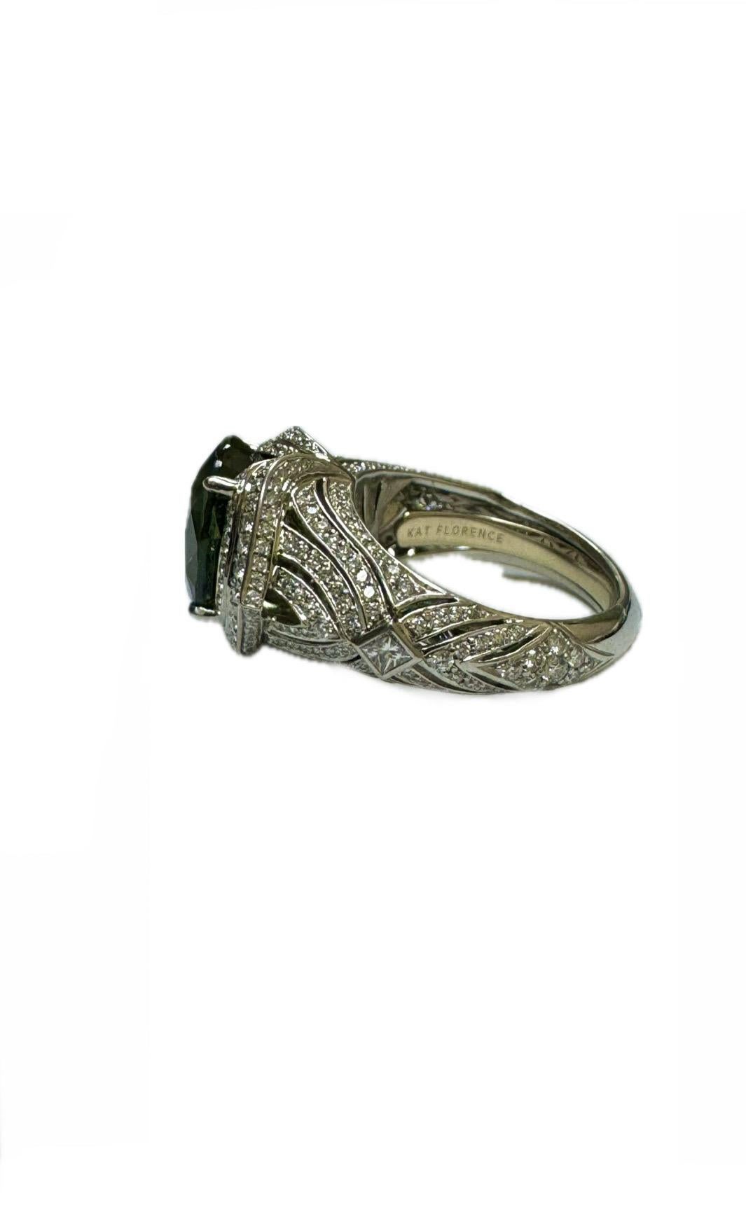 Collection'S di DeKara Design 

Metallo: 90% platino, 10% iridio. 

Pietre- Zaffiro verde ovale senza calore 5,09 carati, 256 diamanti rotondi di colore D e purezza FL, 1,01 carati. 

L'anello è attualmente in fase di certificazione presso il GIA. 