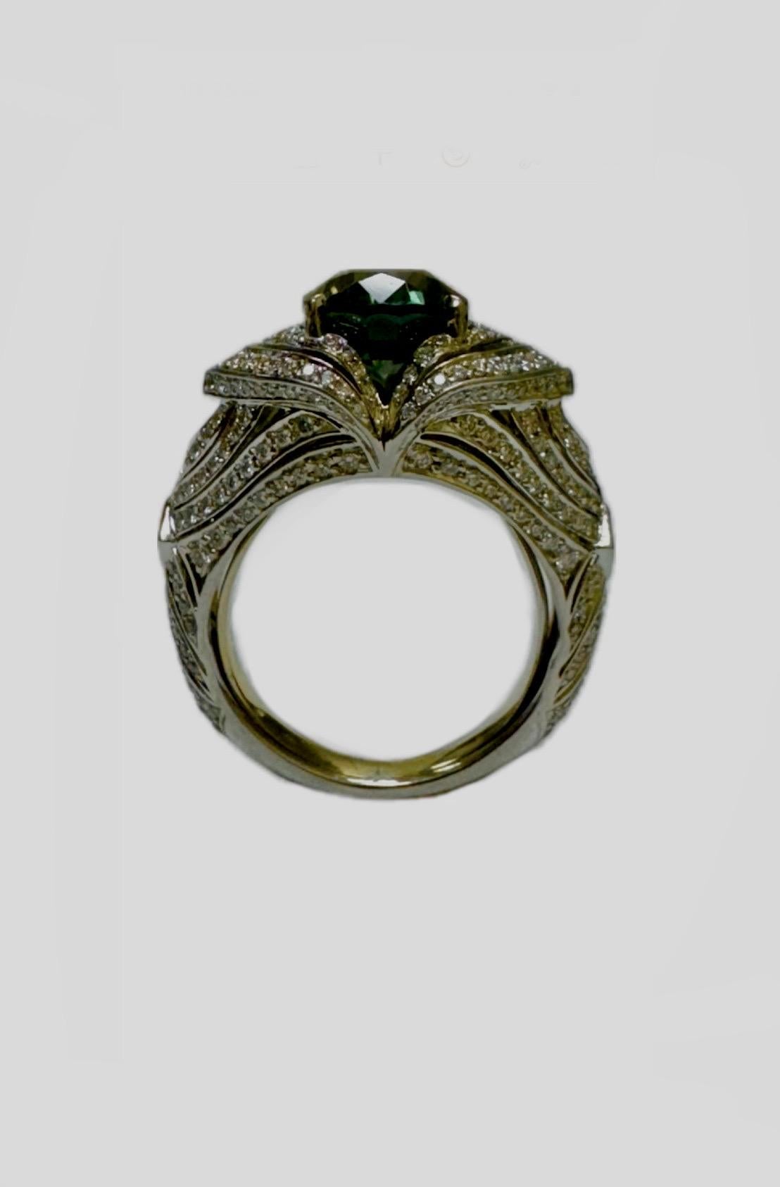 Moderno Anello di fidanzamento con diamante Kat Florence in platino da 5,09 carati con zaffiro verde non riscaldato in vendita