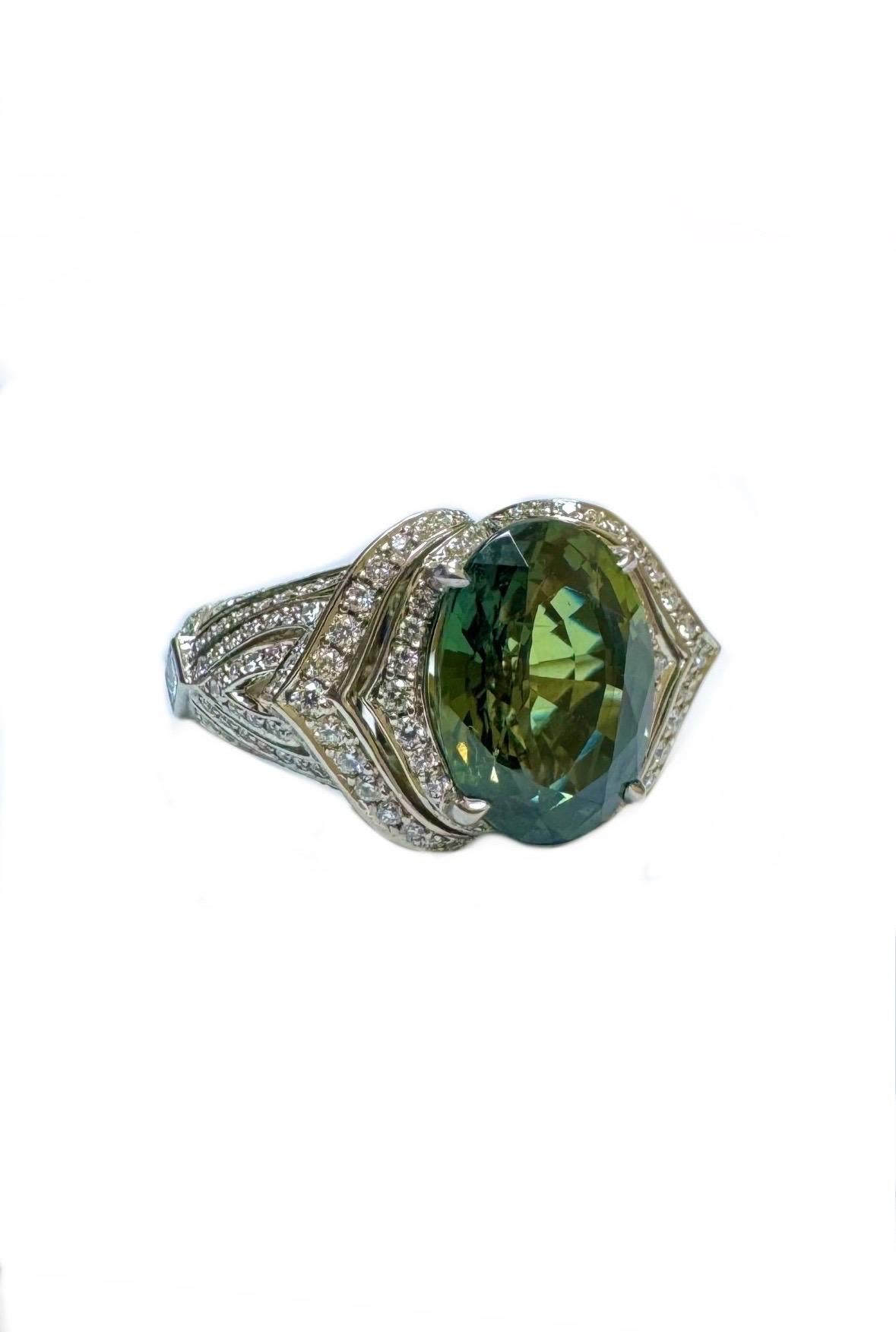 Donna Anello di fidanzamento con diamante Kat Florence in platino da 5,09 carati con zaffiro verde non riscaldato in vendita