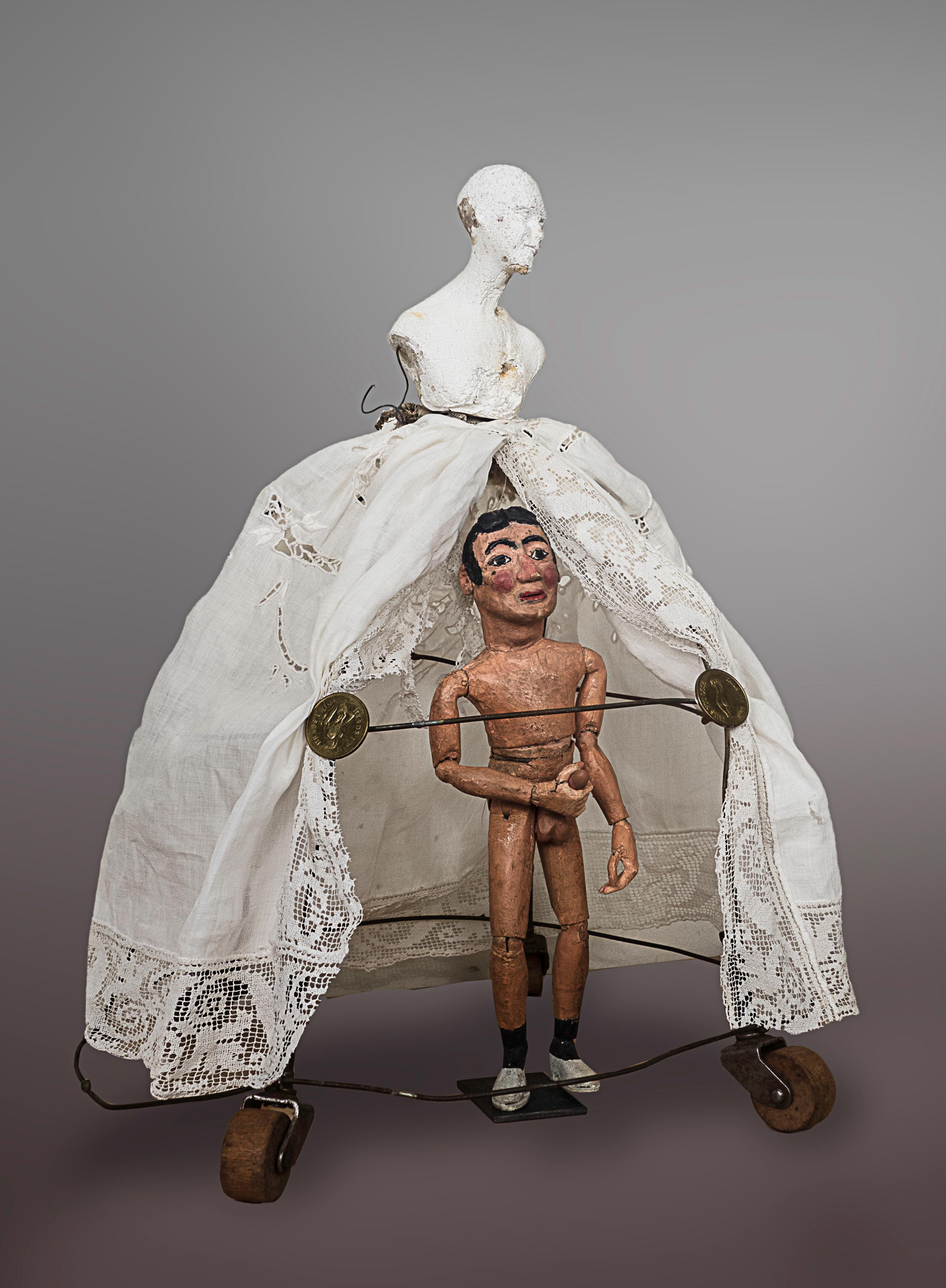 Harveyed sein – Sculpture von Kat Flyn