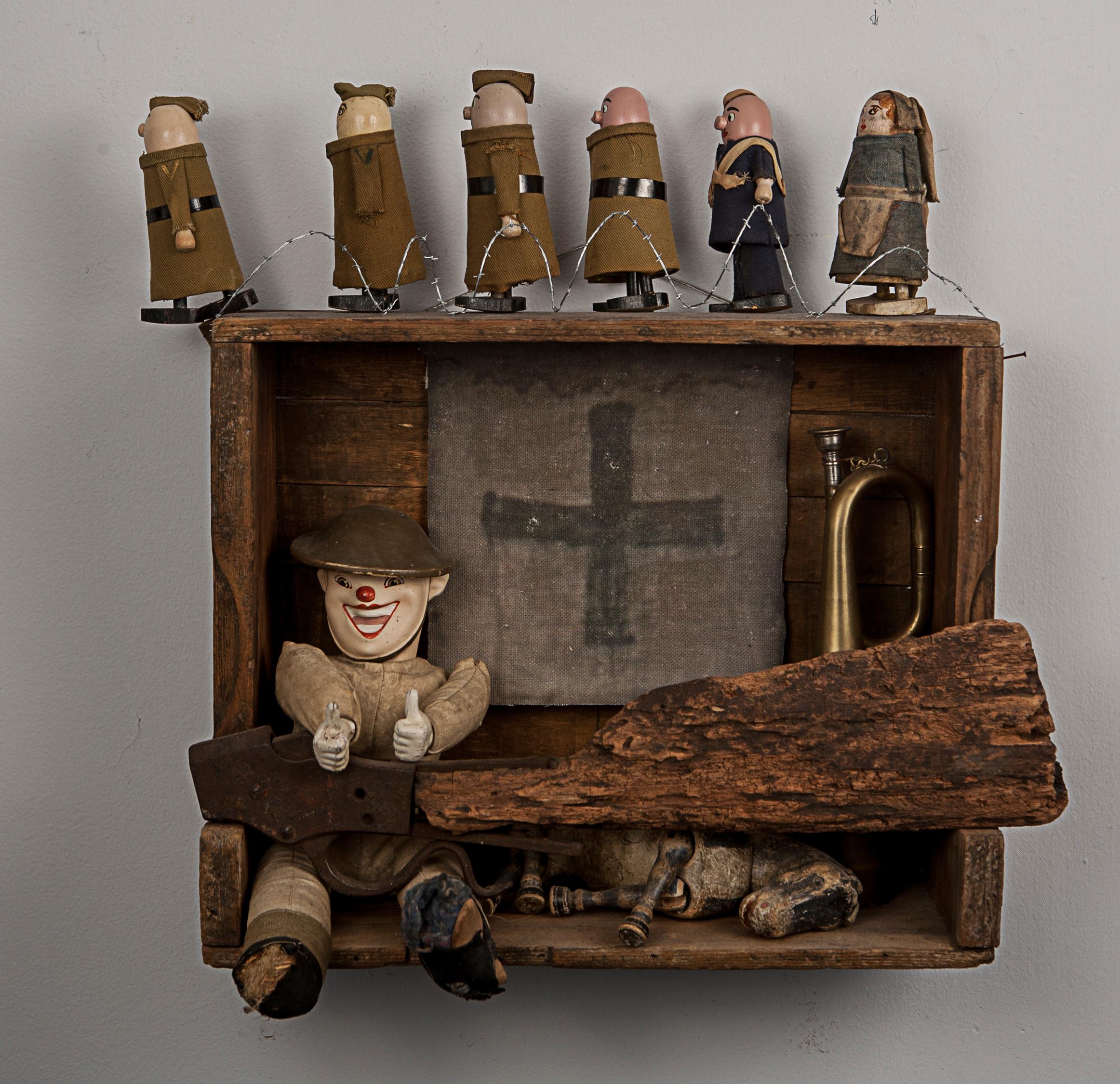 Home by Christmas – Sculpture von Kat Flyn