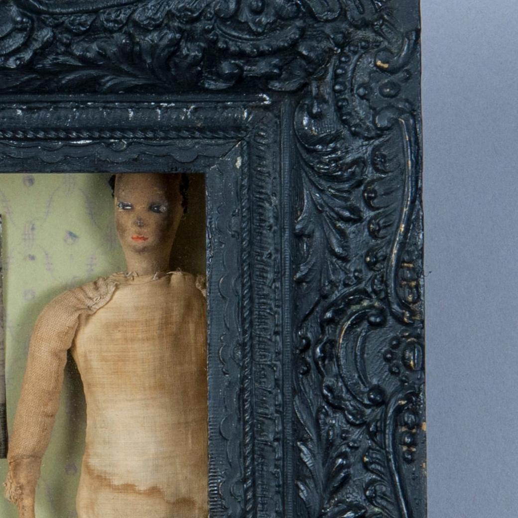 En esta serie, titulada Retratos Fantasma, se representa a un individuo, fallecido hace mucho tiempo, a través de una colección de objetos 