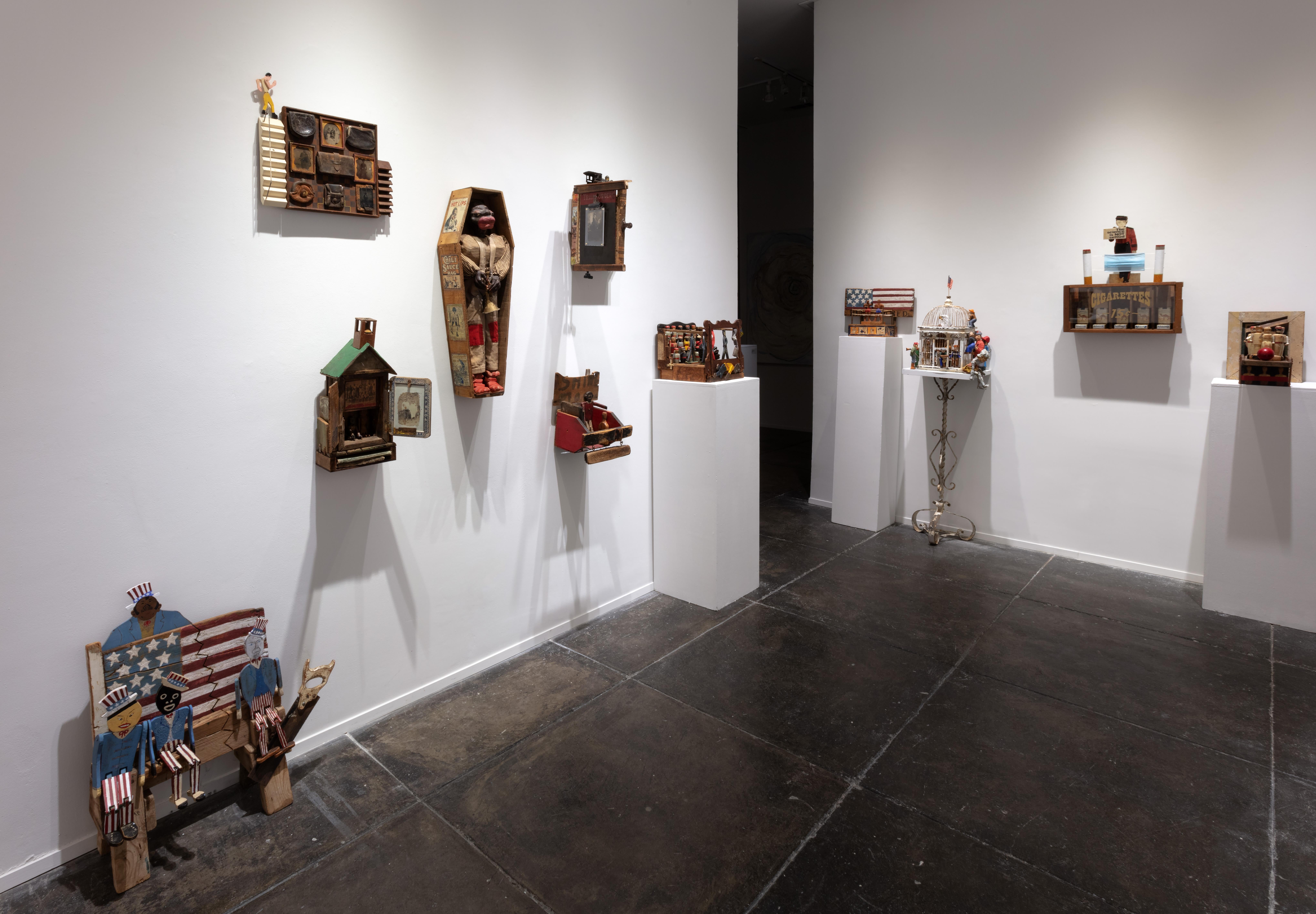 KAT FLYN es una artista autodidacta del ensamblaje que trabaja actualmente en San Diego. Comenzó su carrera como diseñadora de vestuario en el sur de California. A lo largo de los años, acumuló un tesoro de artefactos y objetos de colección que