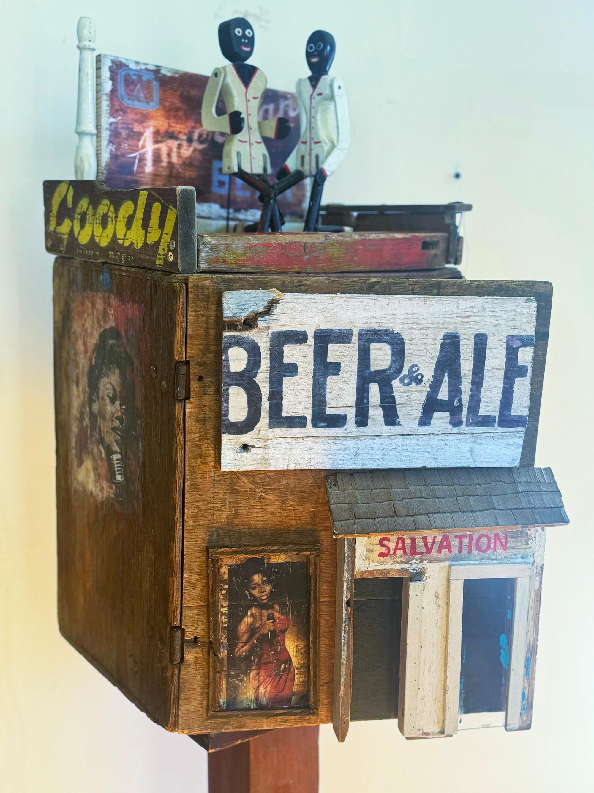 KAT FLYN es una artista autodidacta del ensamblaje que trabaja actualmente en San Diego. Comenzó su carrera como diseñadora de vestuario en el sur de California. A lo largo de los años acumuló un tesoro de artefactos y objetos de colección que