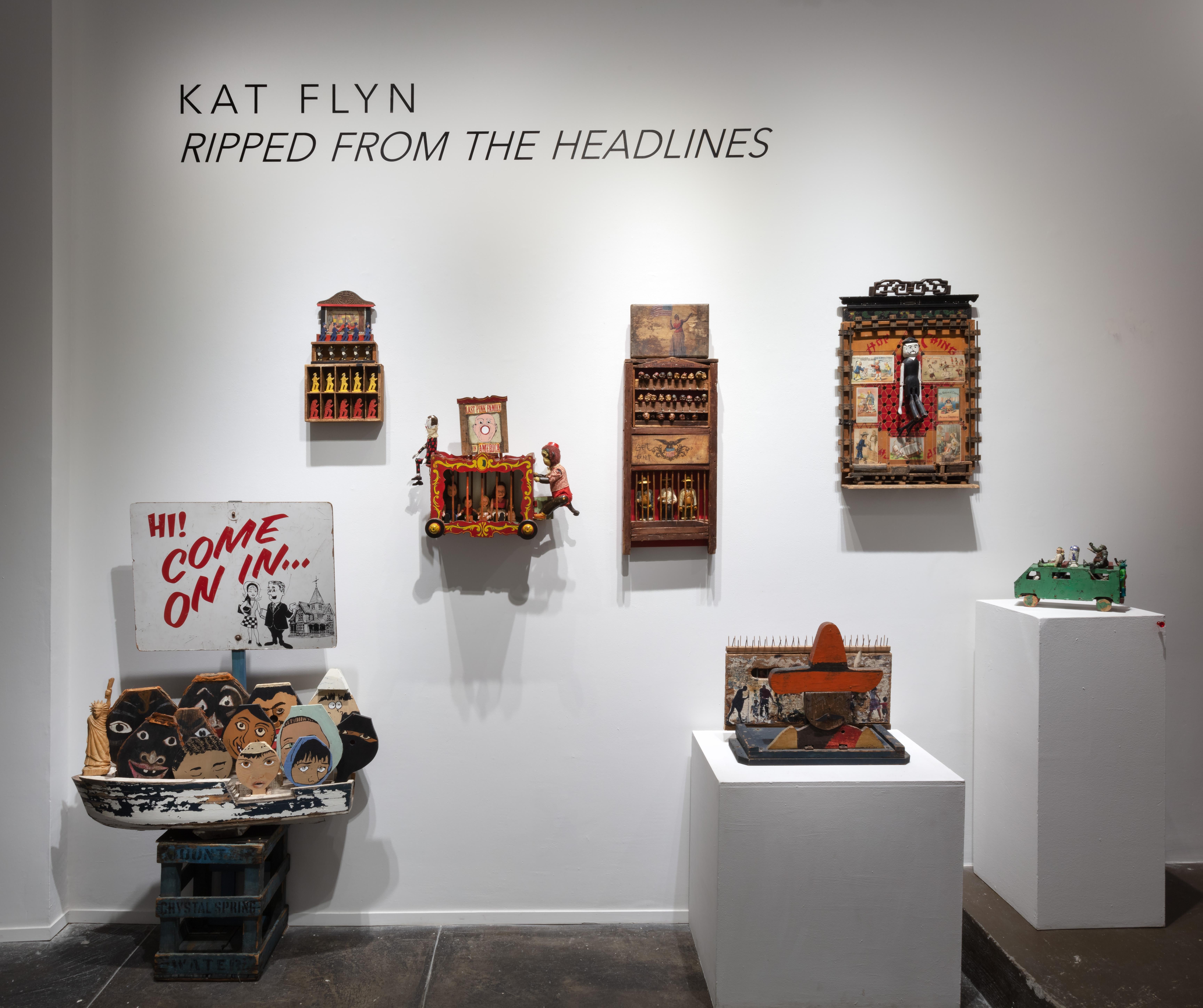 KAT FLYN es una artista autodidacta del ensamblaje que trabaja actualmente en San Diego. Comenzó su carrera como diseñadora de vestuario en el sur de California. A lo largo de los años acumuló un tesoro de artefactos y objetos de colección que