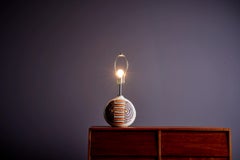 Lampe de table Kat & Roger avec base en céramique peinte à la main, États-Unis