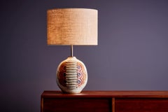 Lampe de table Kat & Roger avec base en céramique peinte à la main, États-Unis