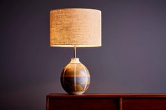 Tischlampe von Kat & Roger mit handgefertigtem und handbemaltem Keramiksockel, USA