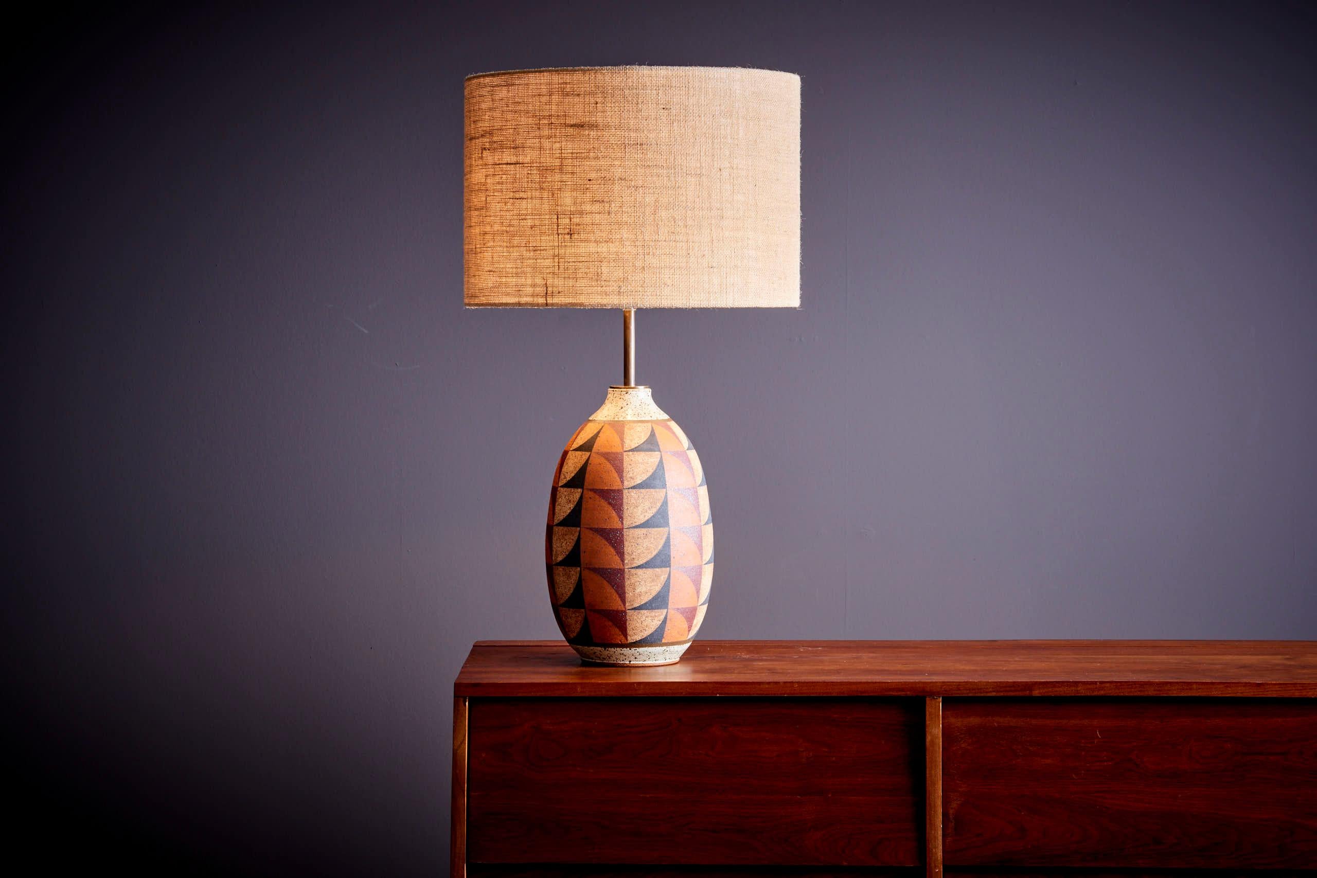 Lampada da tavolo Kat & Roger con base in ceramica lavorata e dipinta a mano, USA. Le misure indicate si riferiscono alla base della lampada. 

Immersi nei paesaggi sereni della California meridionale, gli artisti della ceramica Kat Hutter e Roger
