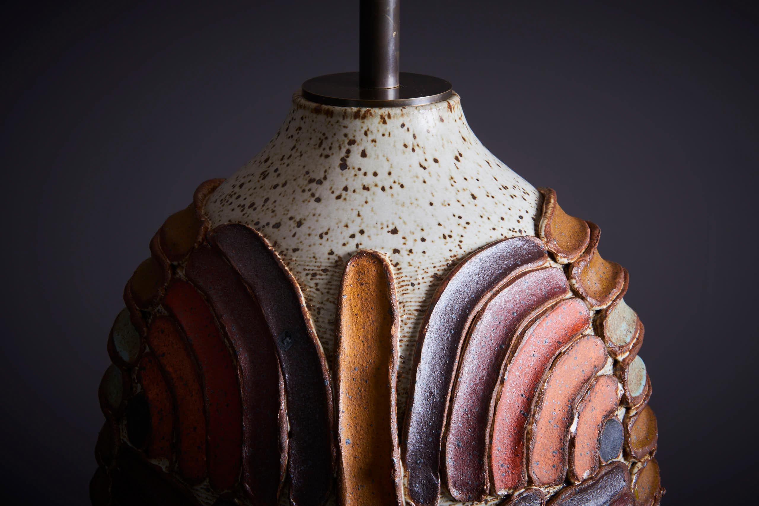Tischlampe von Kat & Roger mit handgefertigtem und handbemaltem Keramiksockel, USA (21. Jahrhundert und zeitgenössisch) im Angebot