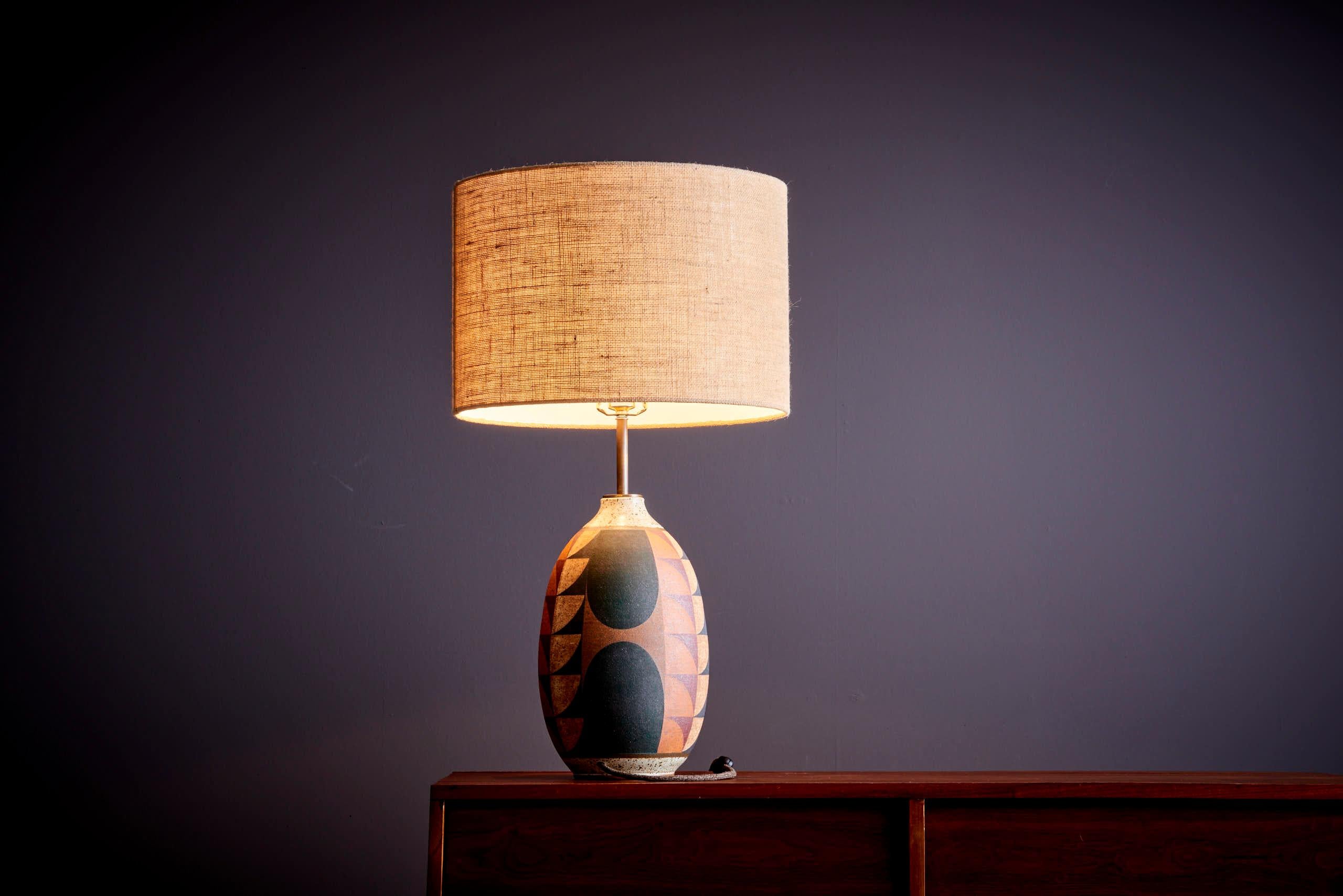 Lampada da tavolo Kat & Roger con base in ceramica artigianale e dipinta a mano, USA In condizioni Nuovo in vendita a Berlin, DE