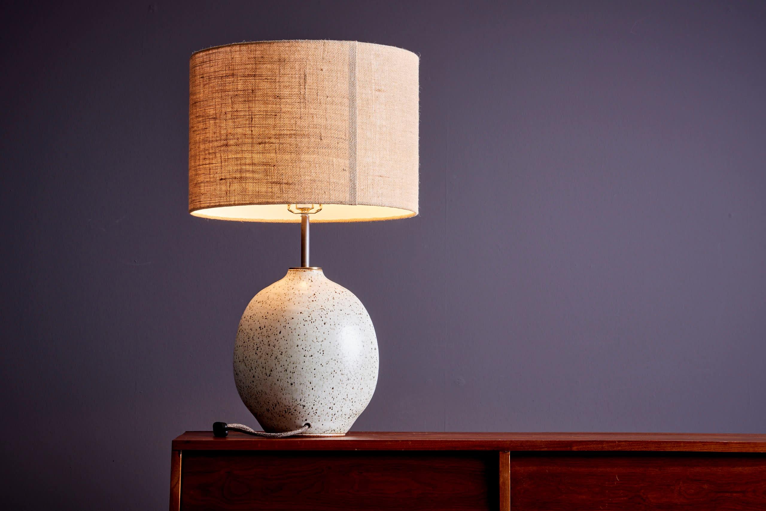 Céramique Lampe de table Kat & Roger avec base en céramique peinte à la main, États-Unis en vente