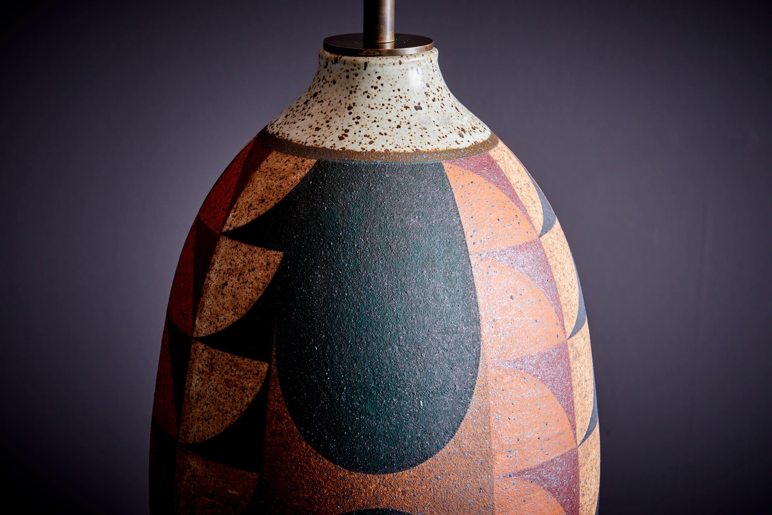 Tischlampe von Kat & Roger mit handgefertigtem und handbemaltem Keramiksockel, USA (21. Jahrhundert und zeitgenössisch) im Angebot